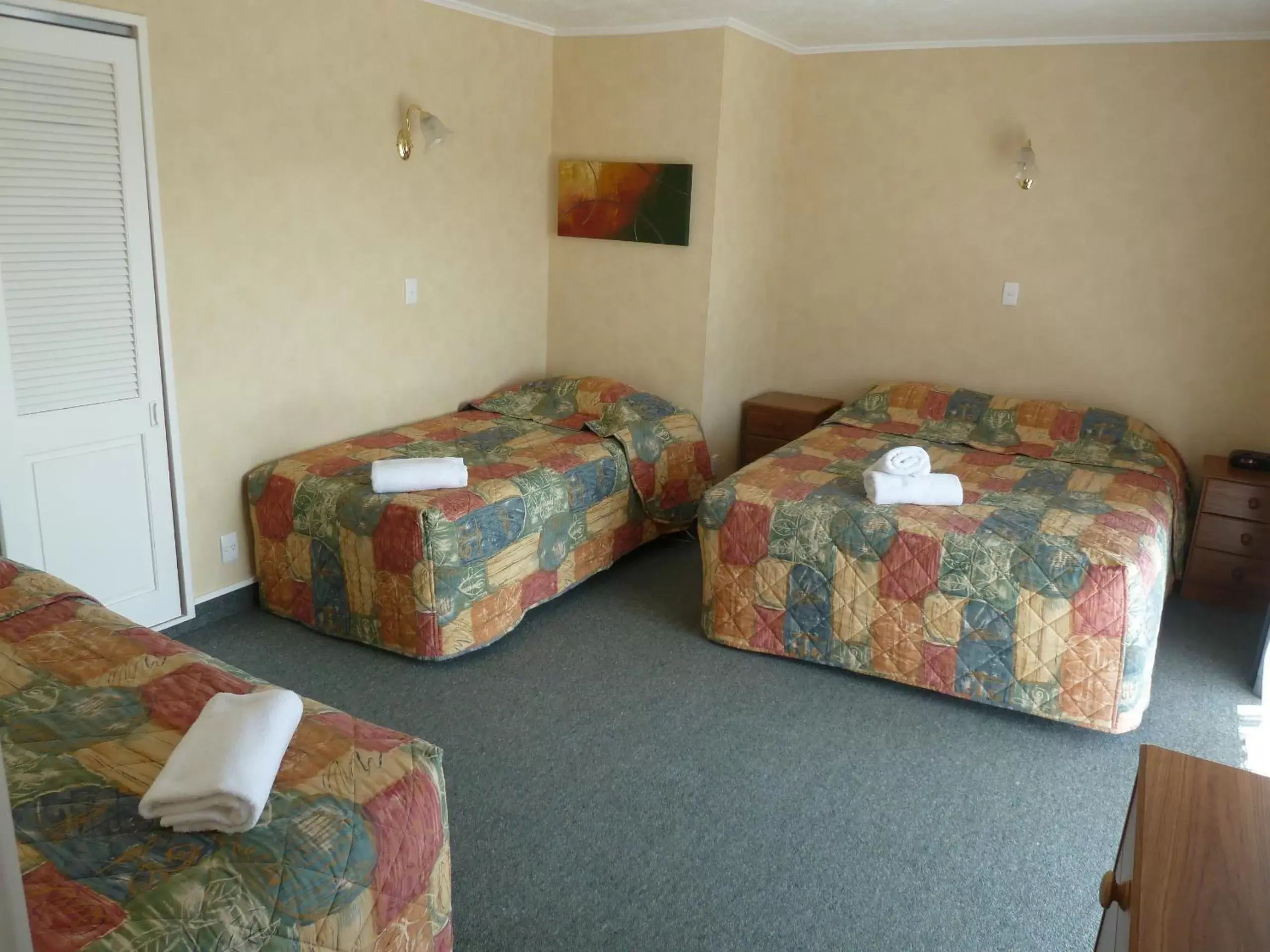 Photo of the whole room, Bed in Monarch Motel