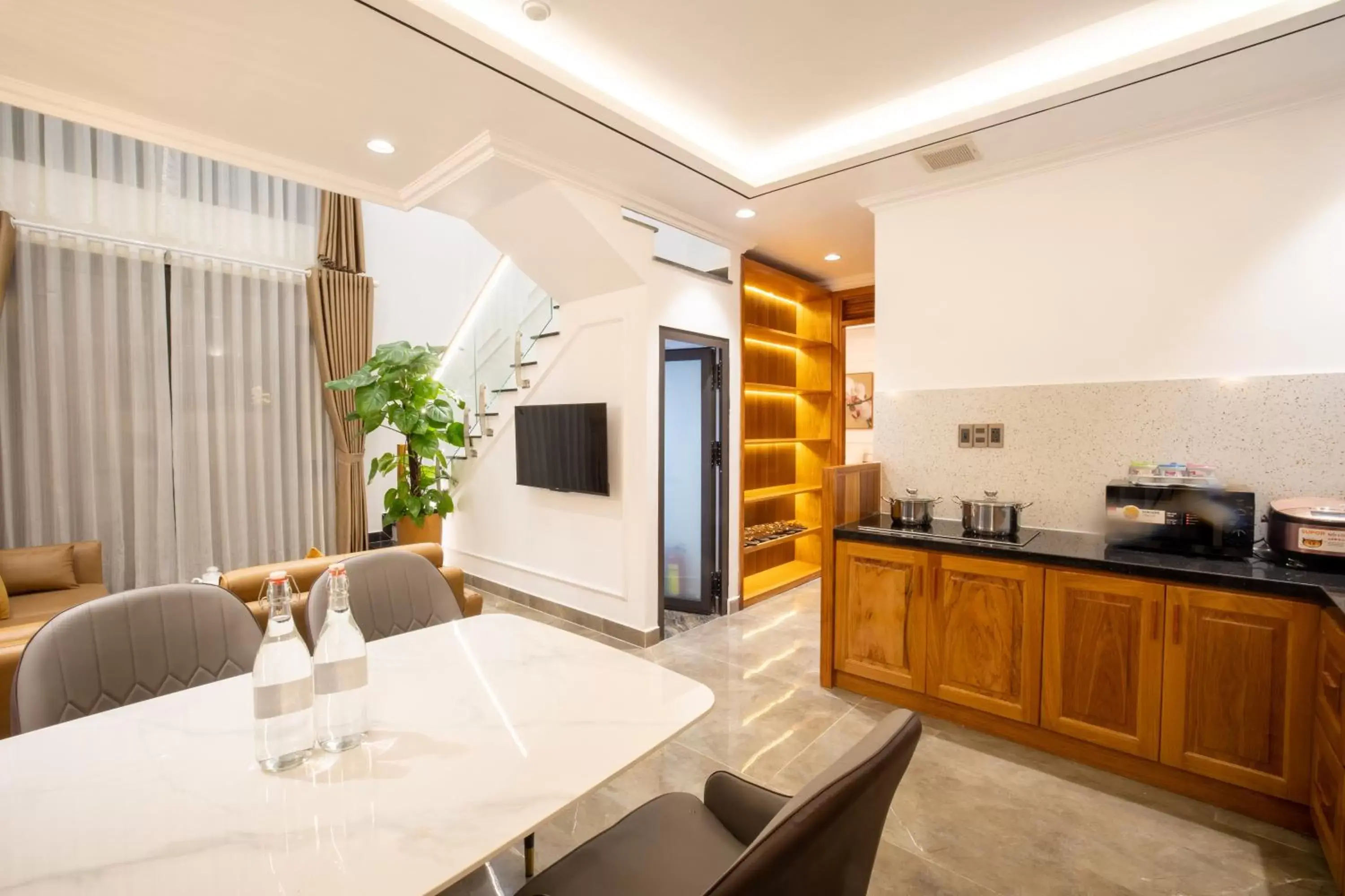 Coffee/tea facilities, Kitchen/Kitchenette in La Fleur Premium Central Apartment