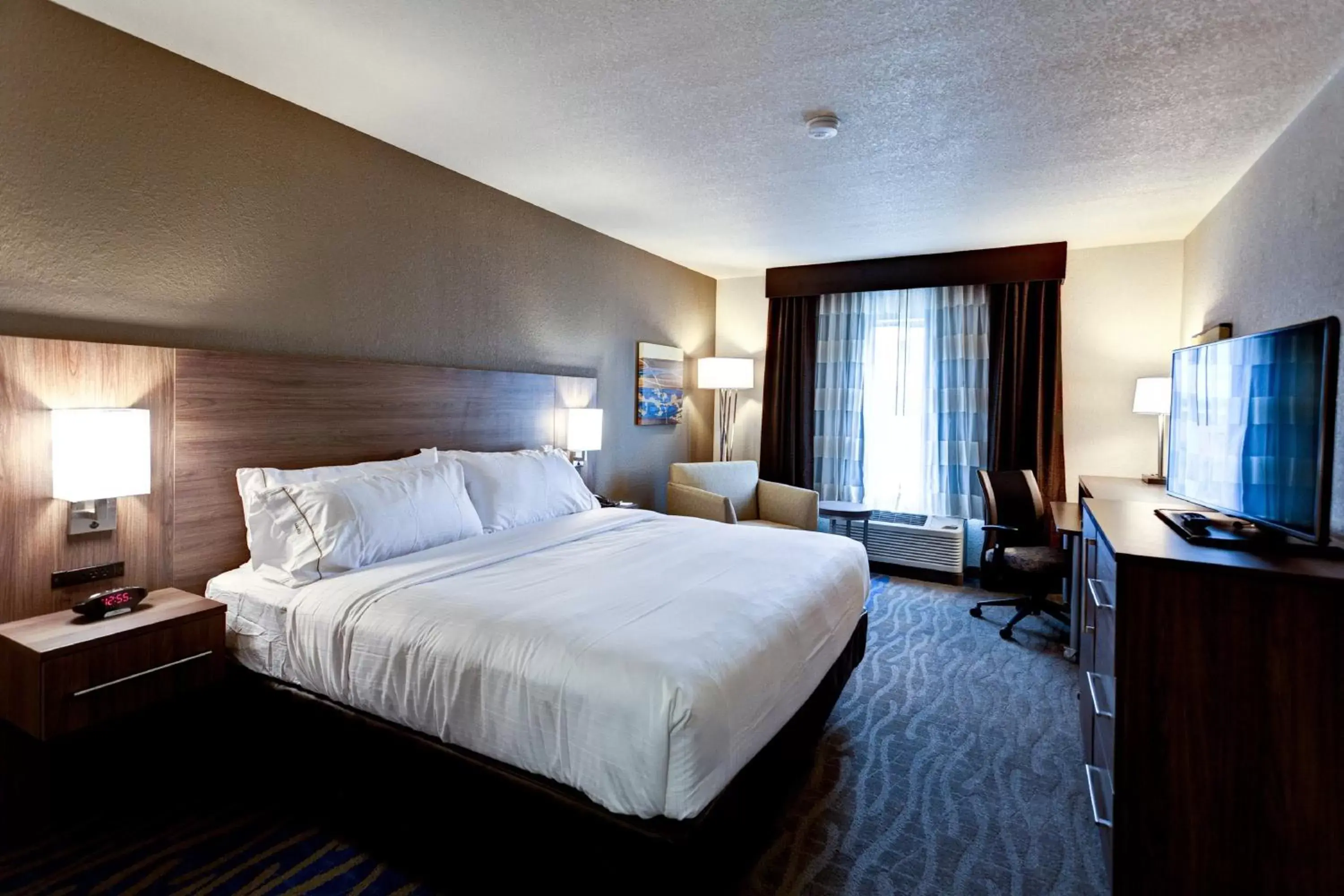 Photo of the whole room, Bed in Holiday Inn Express & Suites Manhattan, an IHG Hotel