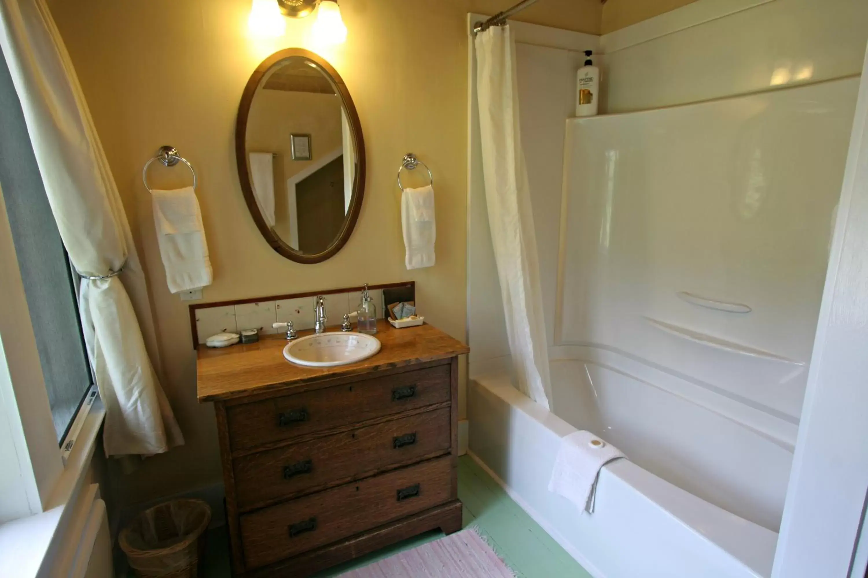Bathroom in Kangaroo House Bed & Breakfast
