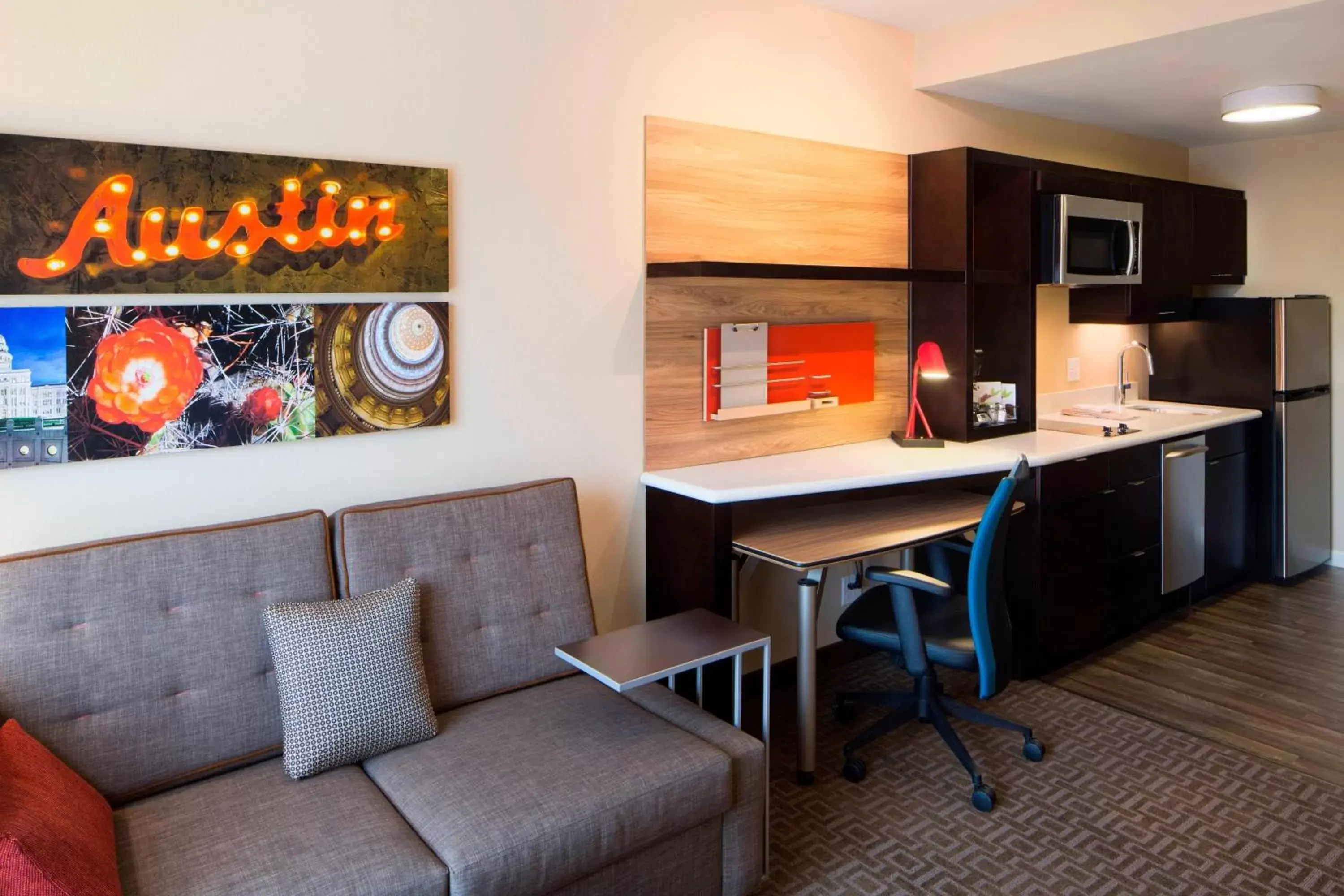 Photo of the whole room, Kitchen/Kitchenette in TownePlace Suites by Marriott Austin Round Rock