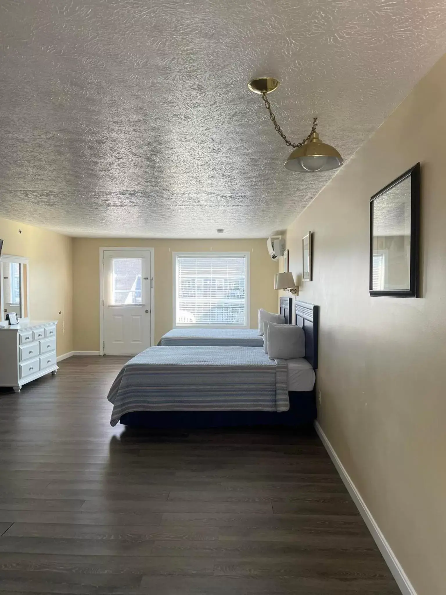 Bed in The Grand Beach Inn Bed in The Grand Beach Inn