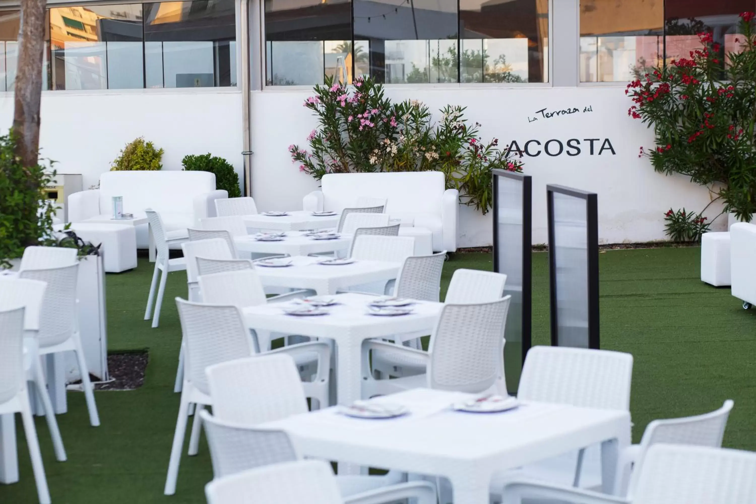 Restaurant/Places to Eat in Hotel Acosta Centro
