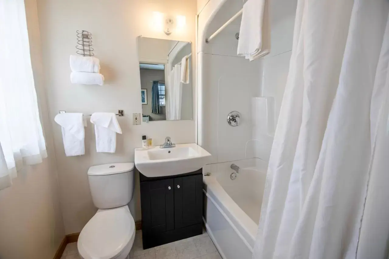 Shower, Bathroom in Caswell Resort