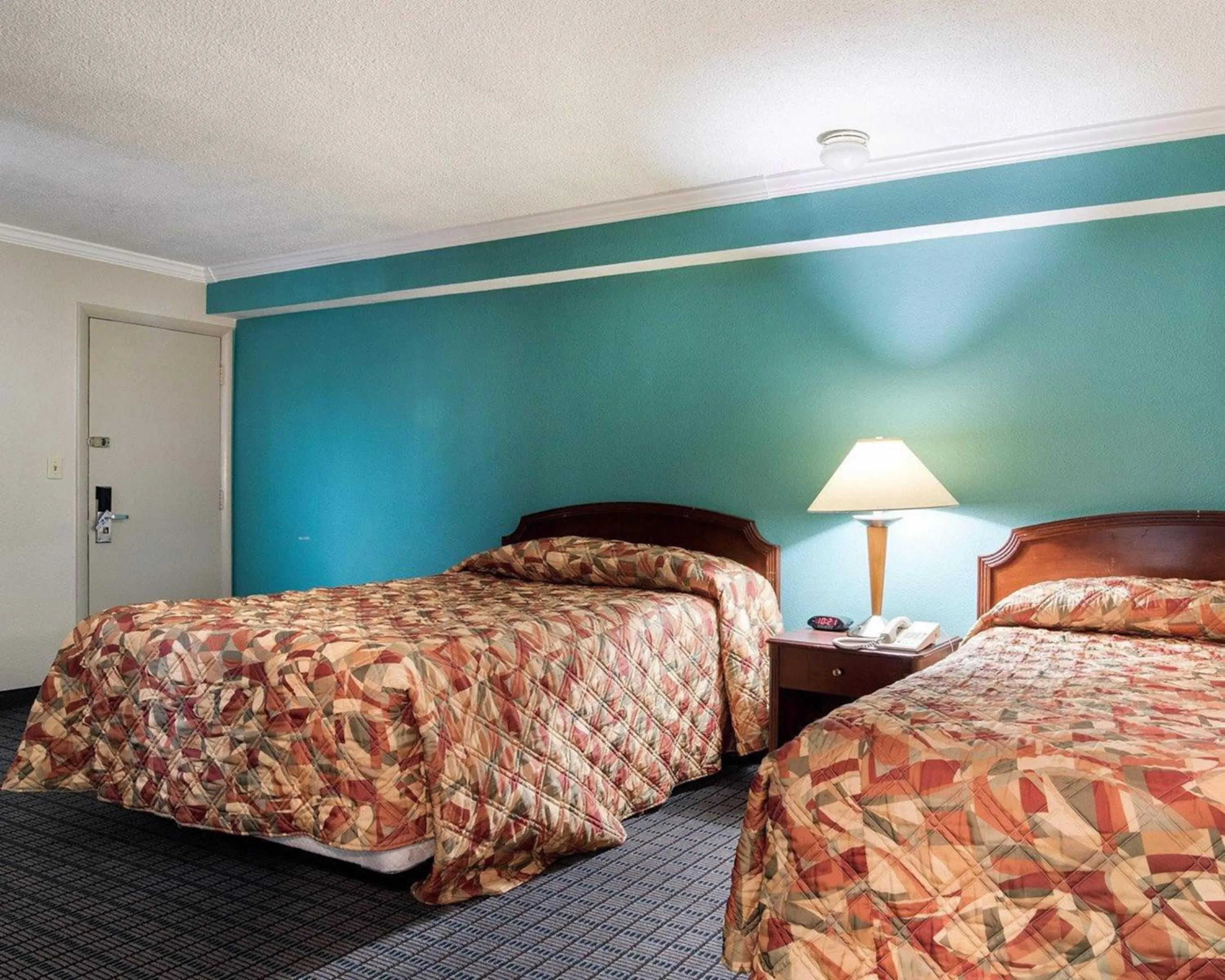 Bed in Rodeway Inn Syracuse Carrier Circle