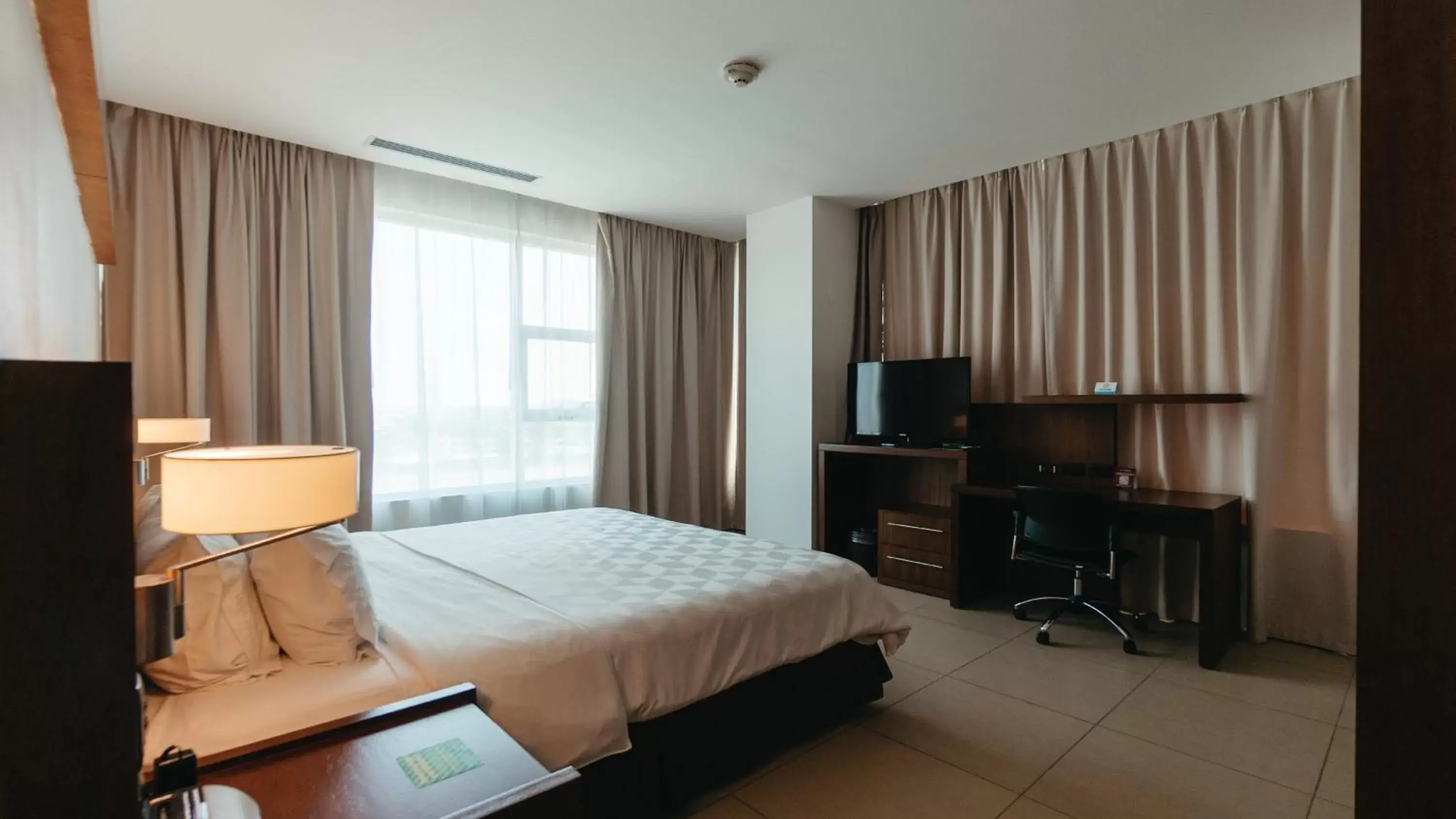 Photo of the whole room, TV/Entertainment Center in Holiday Inn Guayaquil Airport, an IHG Hotel