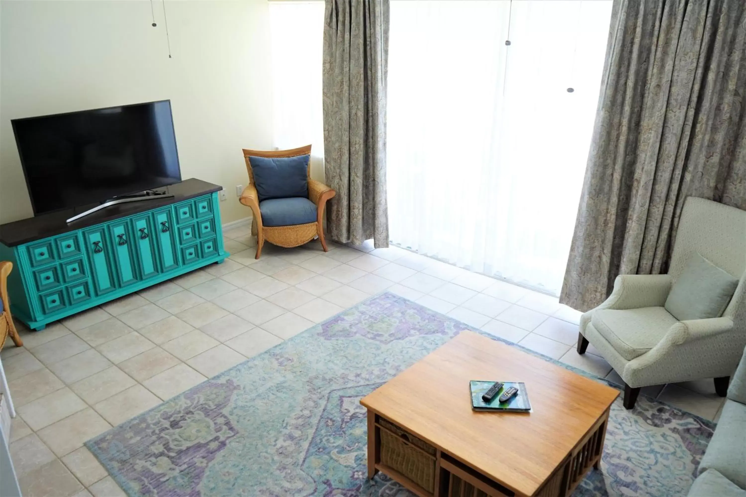 Living room, TV/Entertainment Center in Glunz Ocean Beach Hotel and Resort