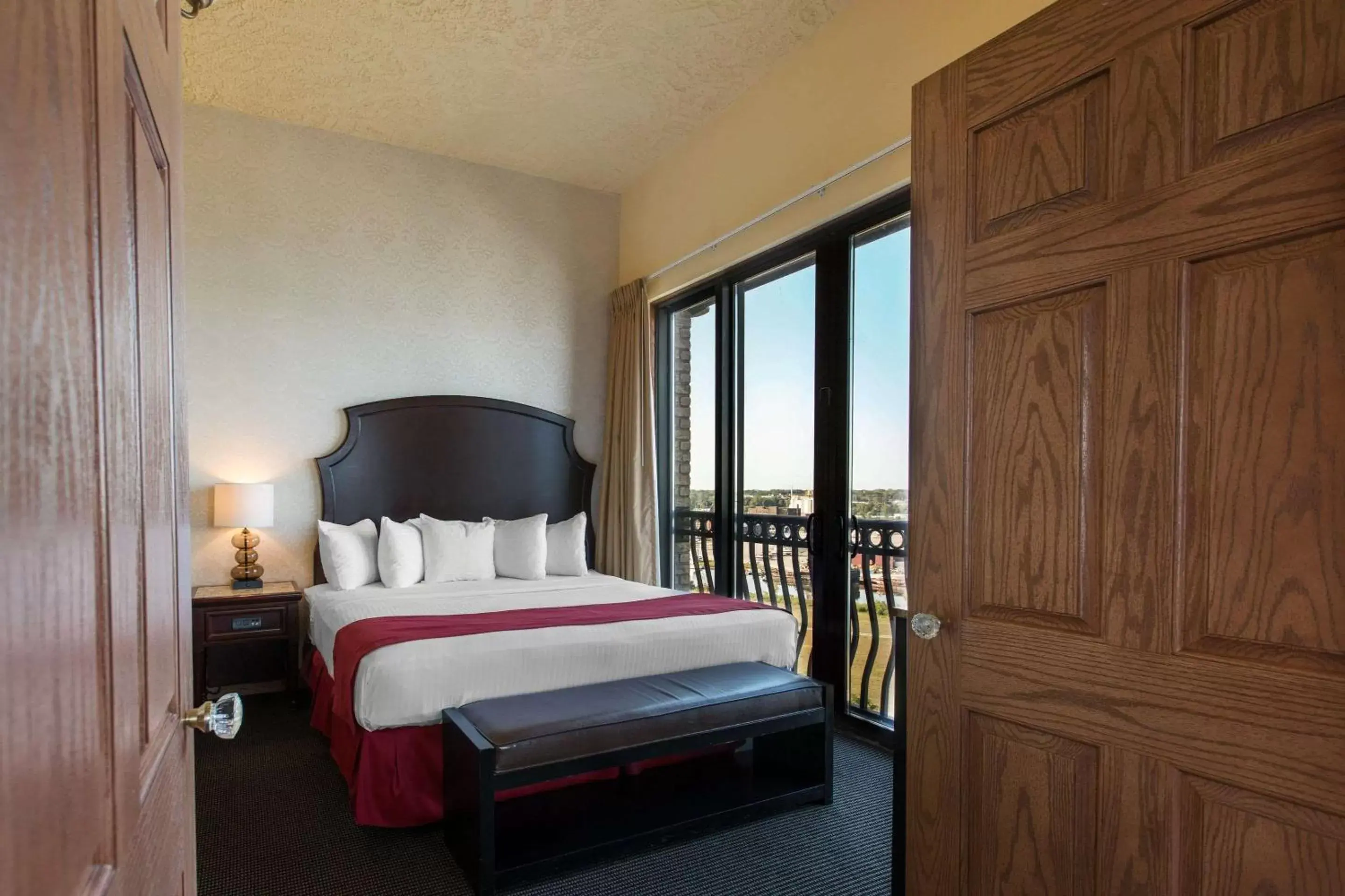 Bedroom, Bed in Shoreline Inn & Conference Center, Ascend Hotel Collection