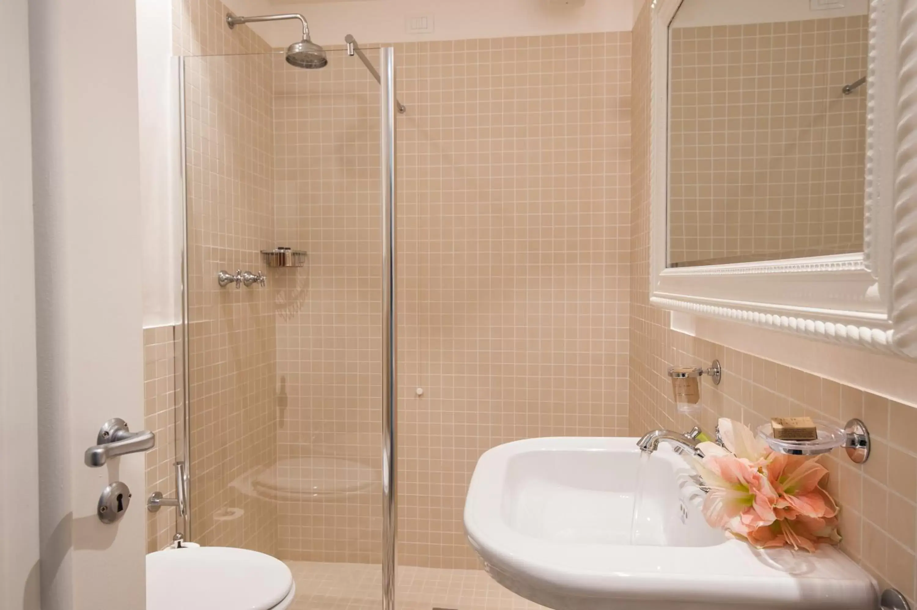 Shower, Bathroom in Hotel Lungarno Vespucci 50
