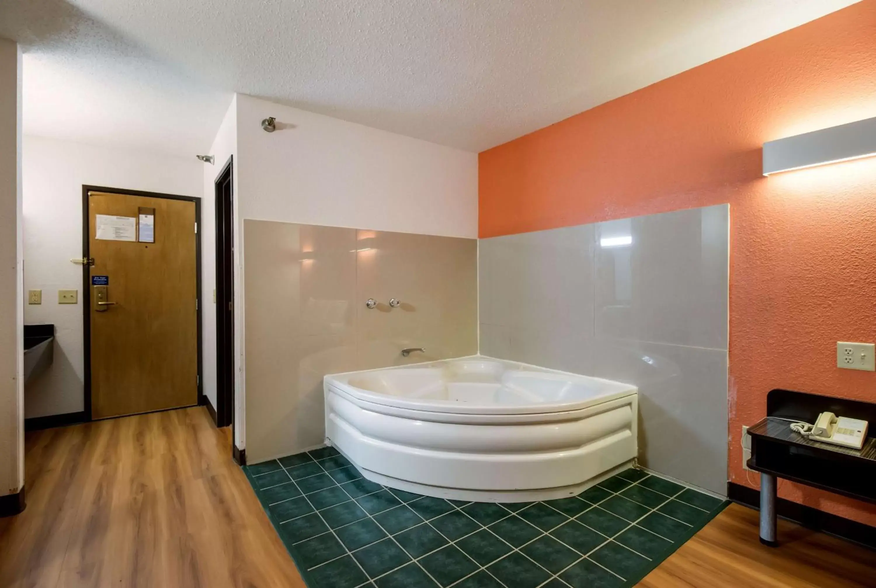 Spa and wellness centre/facilities, Bathroom in Motel 6-Davenport, IA