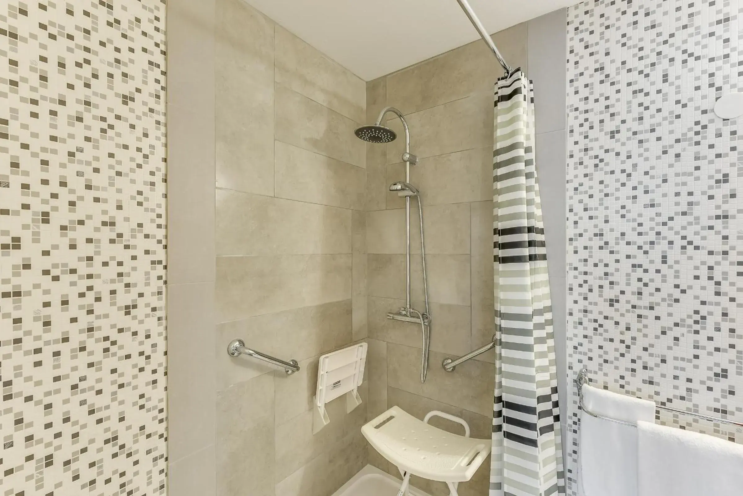 Shower, Bathroom in The Originals Access, Hotel Thouars