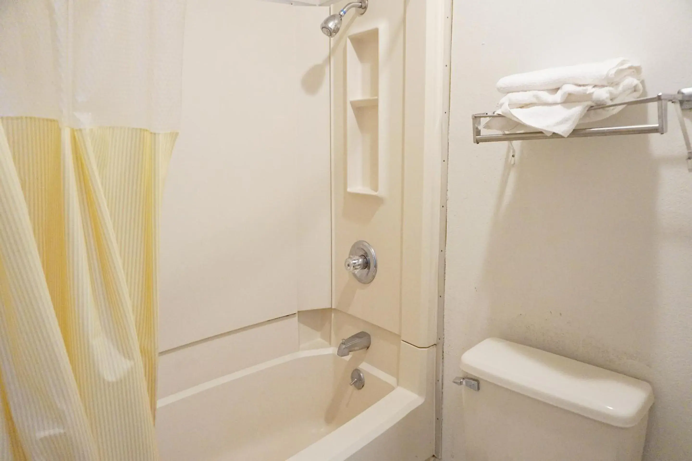 Bath, Bathroom in OYO Hotel Altus N Main St