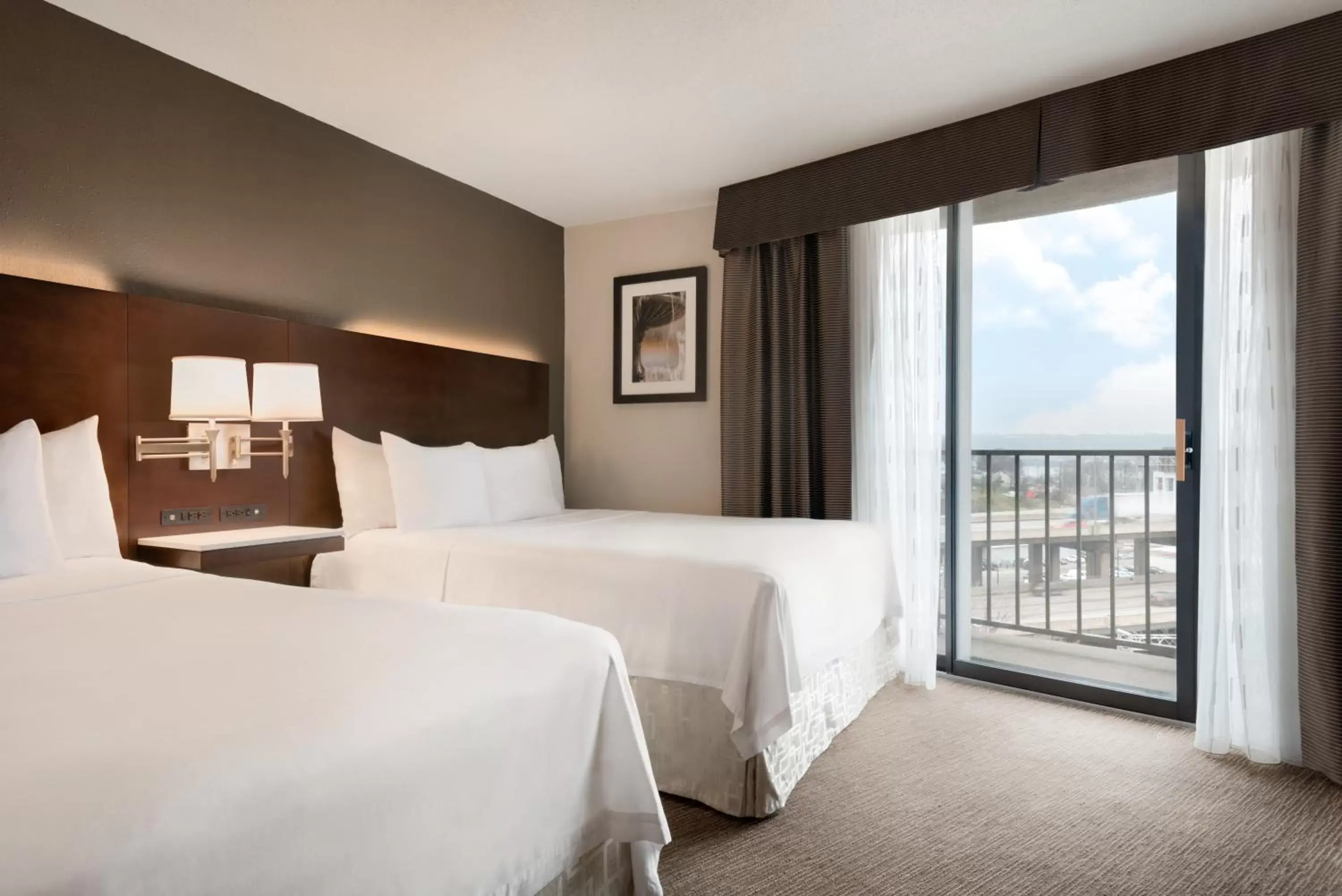 Bedroom, Bed in Radisson Hotel Cincinnati Riverfront