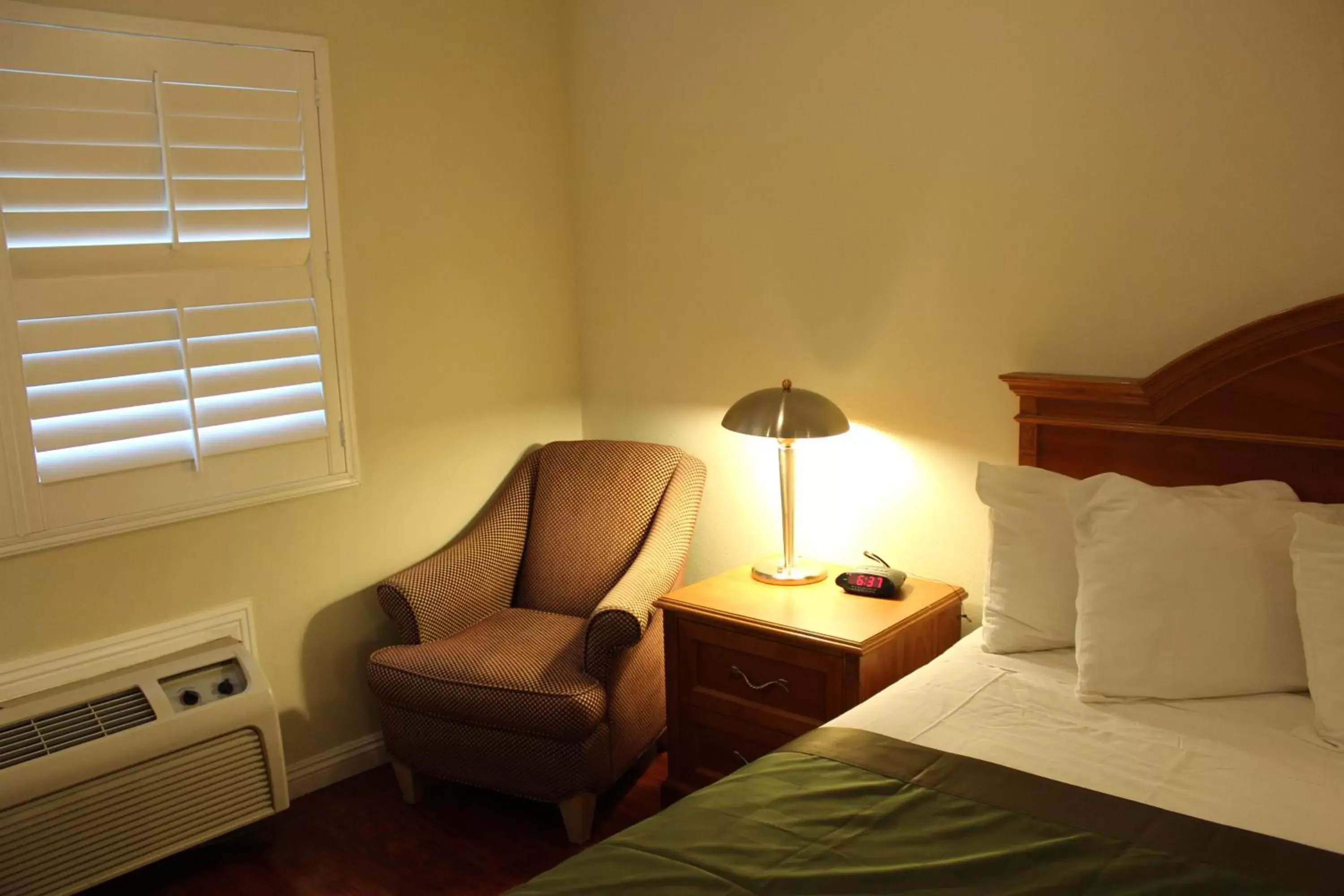 Photo of the whole room, Bed in Garden Inn San Gabriel