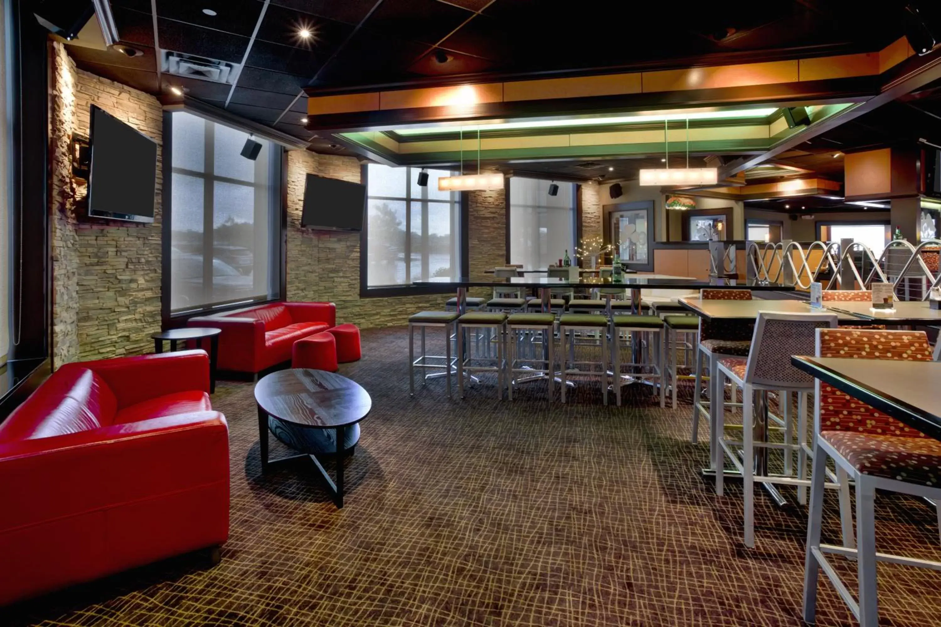Restaurant/places to eat, Lounge/Bar in Holiday Inn Hotel & Suites Chicago Northwest - Elgin, an IHG Hotel