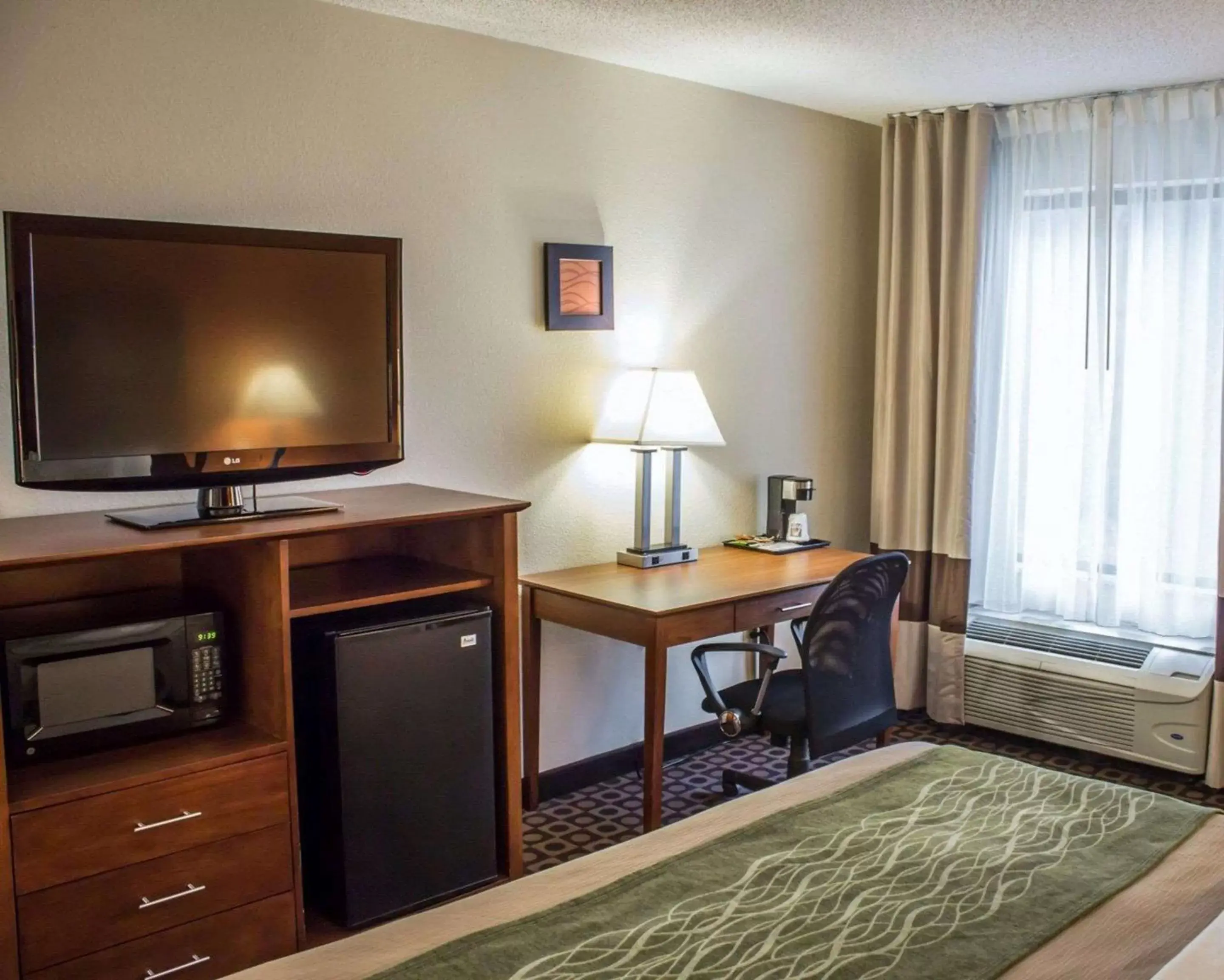 Photo of the whole room, TV/Entertainment Center in Comfort Inn Fayetteville I-95