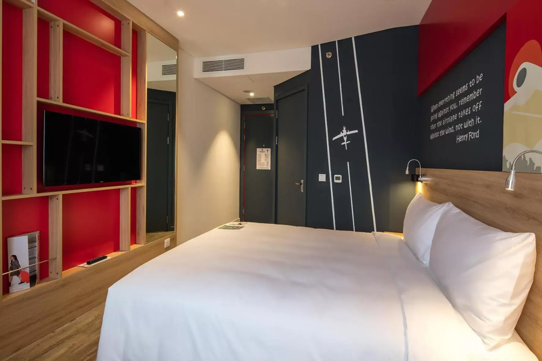 Photo of the whole room, Bed in Ibis Saigon Airport