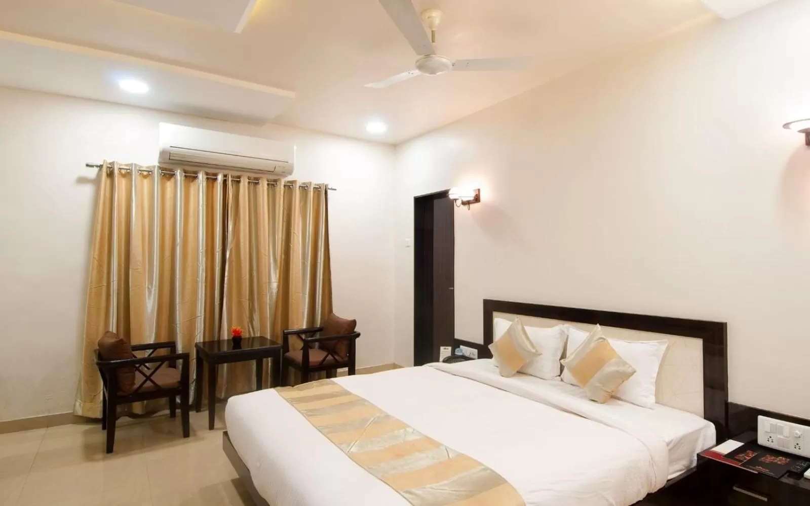 Photo of the whole room in Hotel The Sudesh