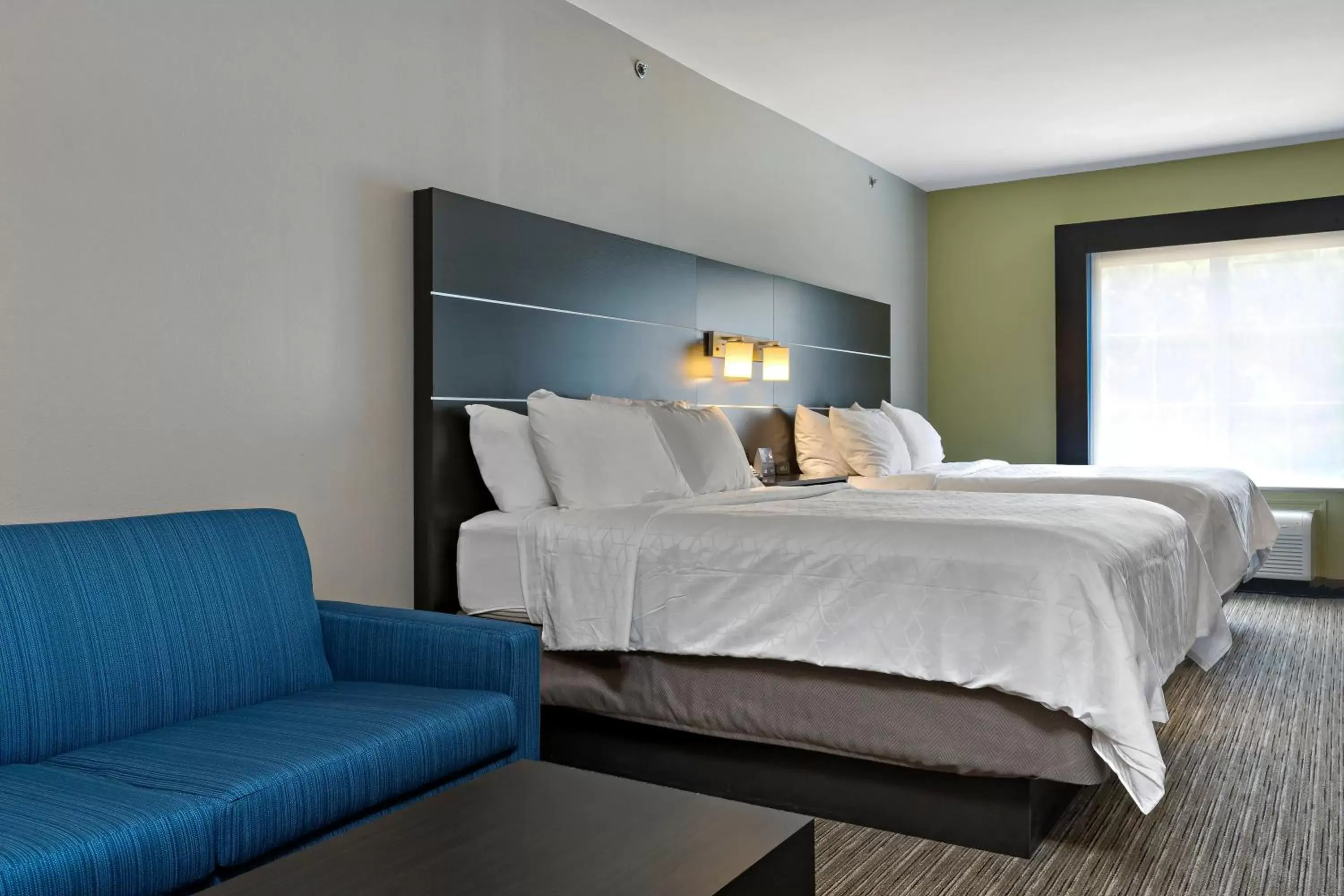 Photo of the whole room, Bed in Holiday Inn Express Hotel & Suites Kilgore North, an IHG Hotel