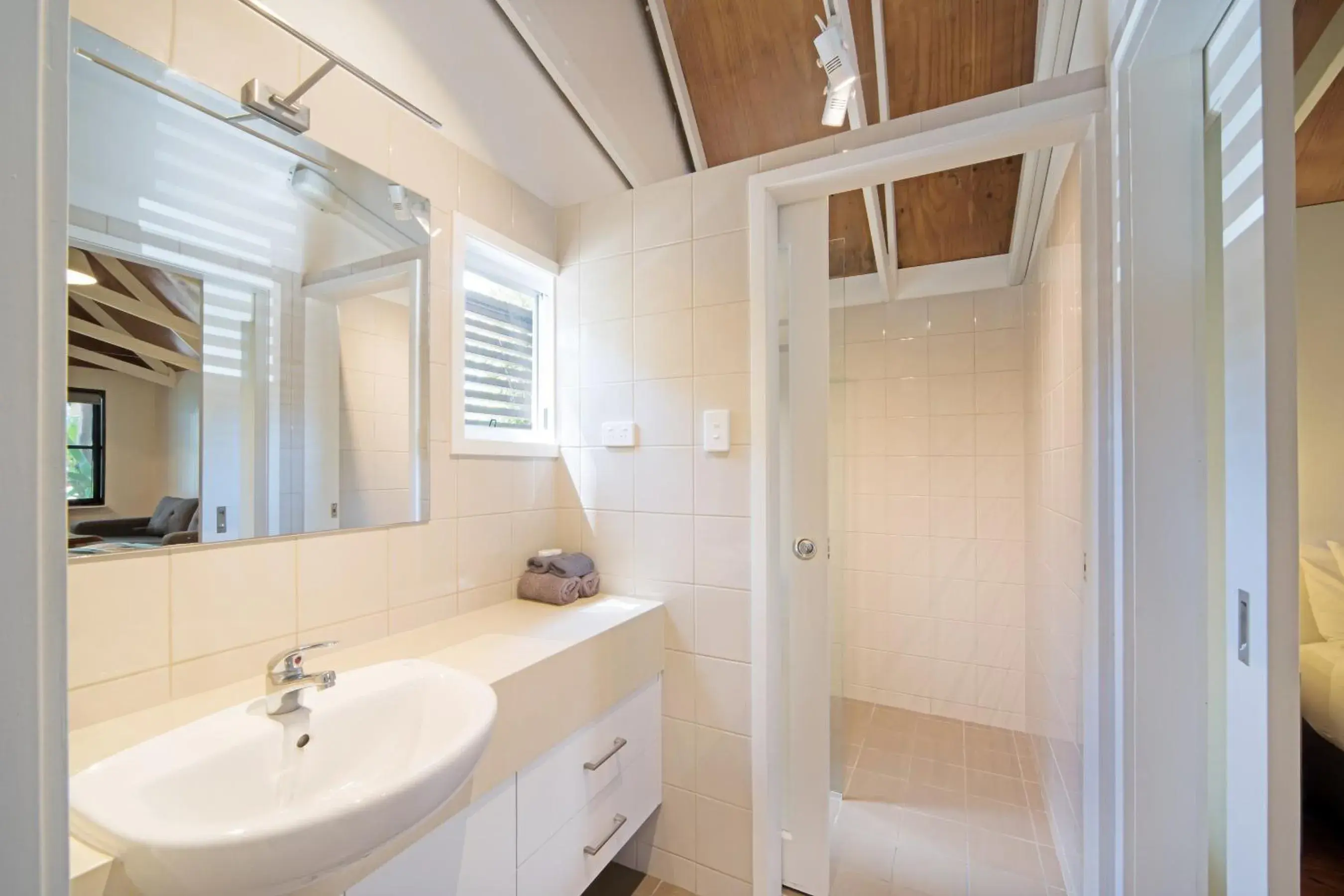 Shower, Bathroom in Airlie Beach Magnums - Adults Only