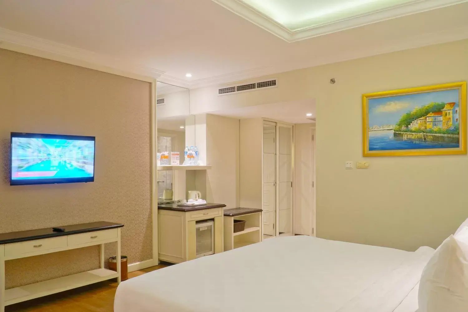 Bedroom, TV/Entertainment Center in Swiss-Belhotel Lampung