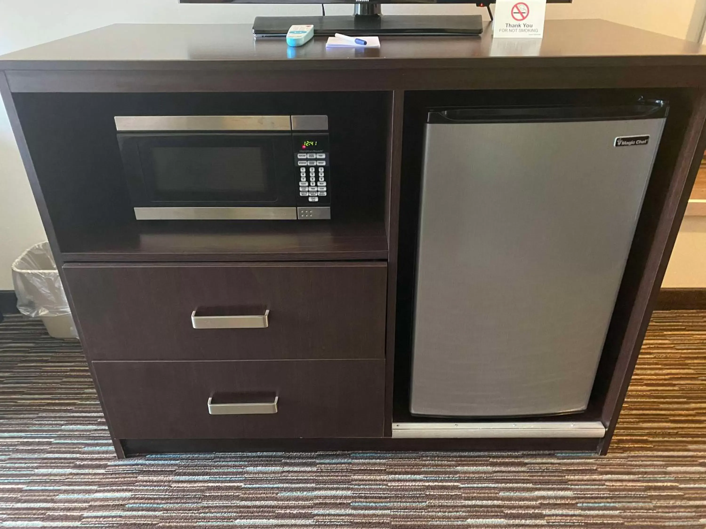 Bedroom, TV/Entertainment Center in SureStay by Best Western Grayson