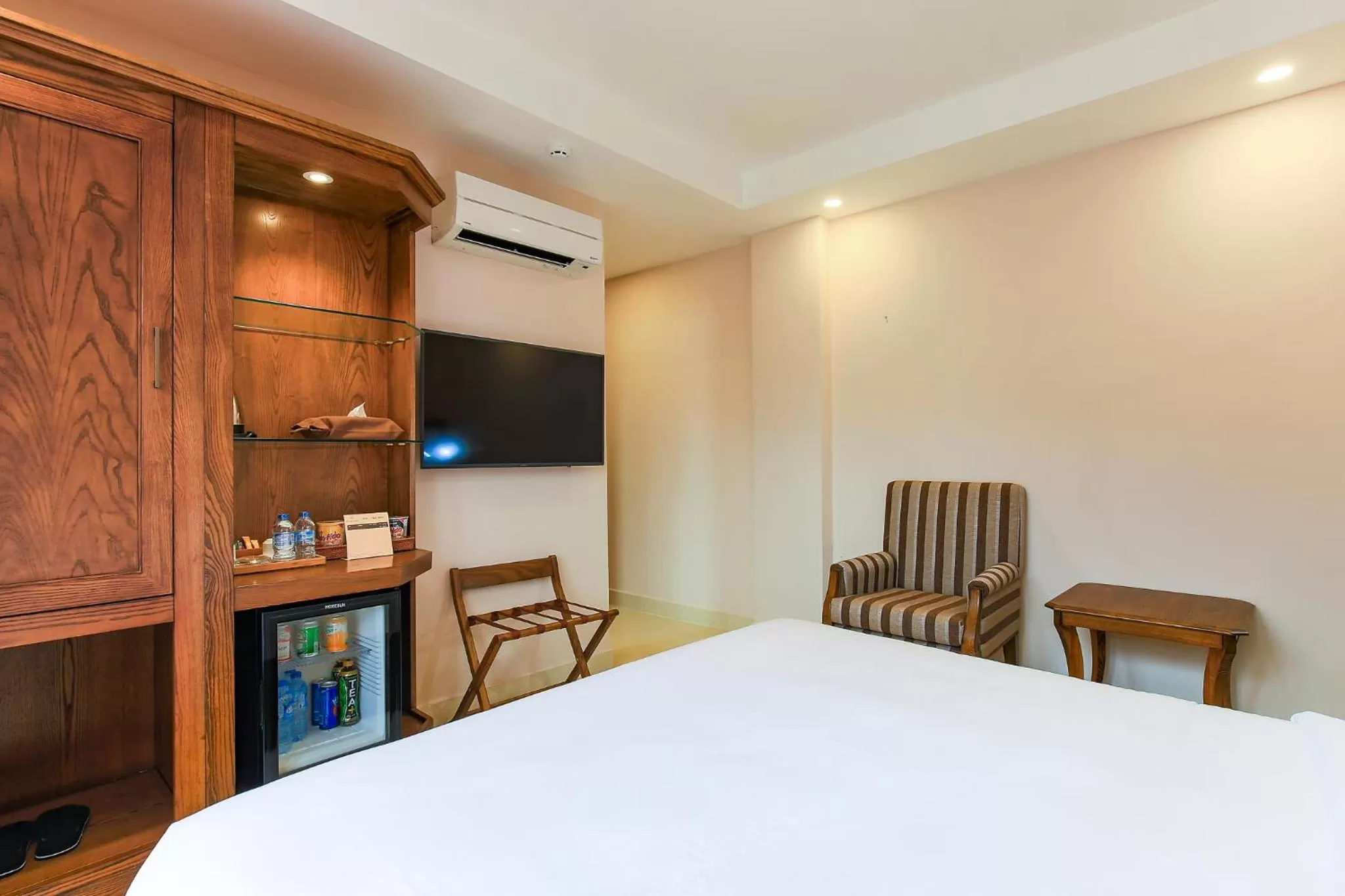 Communal lounge/ TV room, Bed in Hoang Lan Hotel