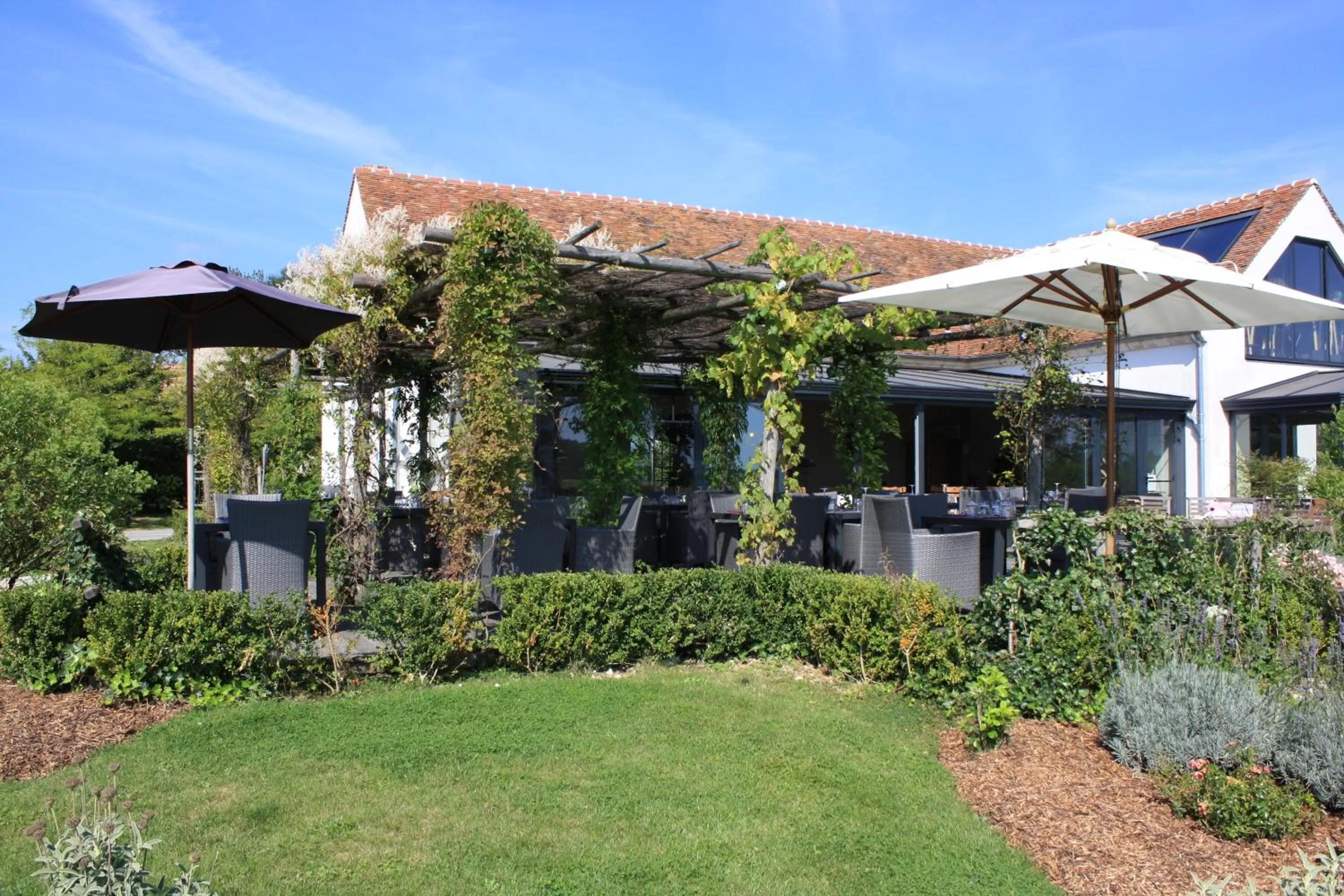 Restaurant/places to eat in Domaine de Bellevue, The Originals Relais