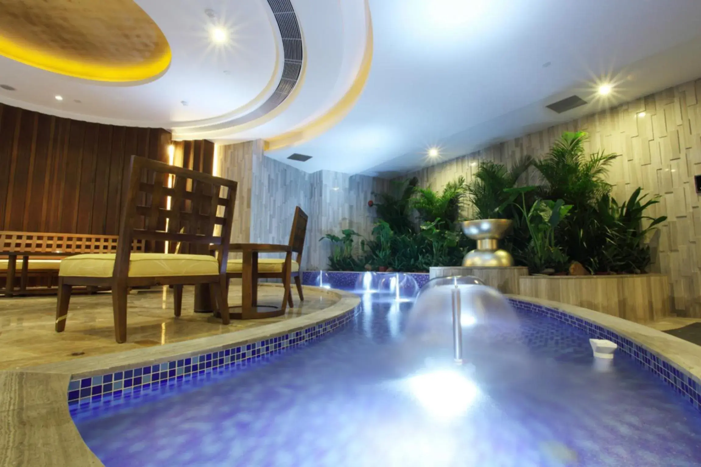 Hot Tub, Swimming Pool in HJ International Hotel