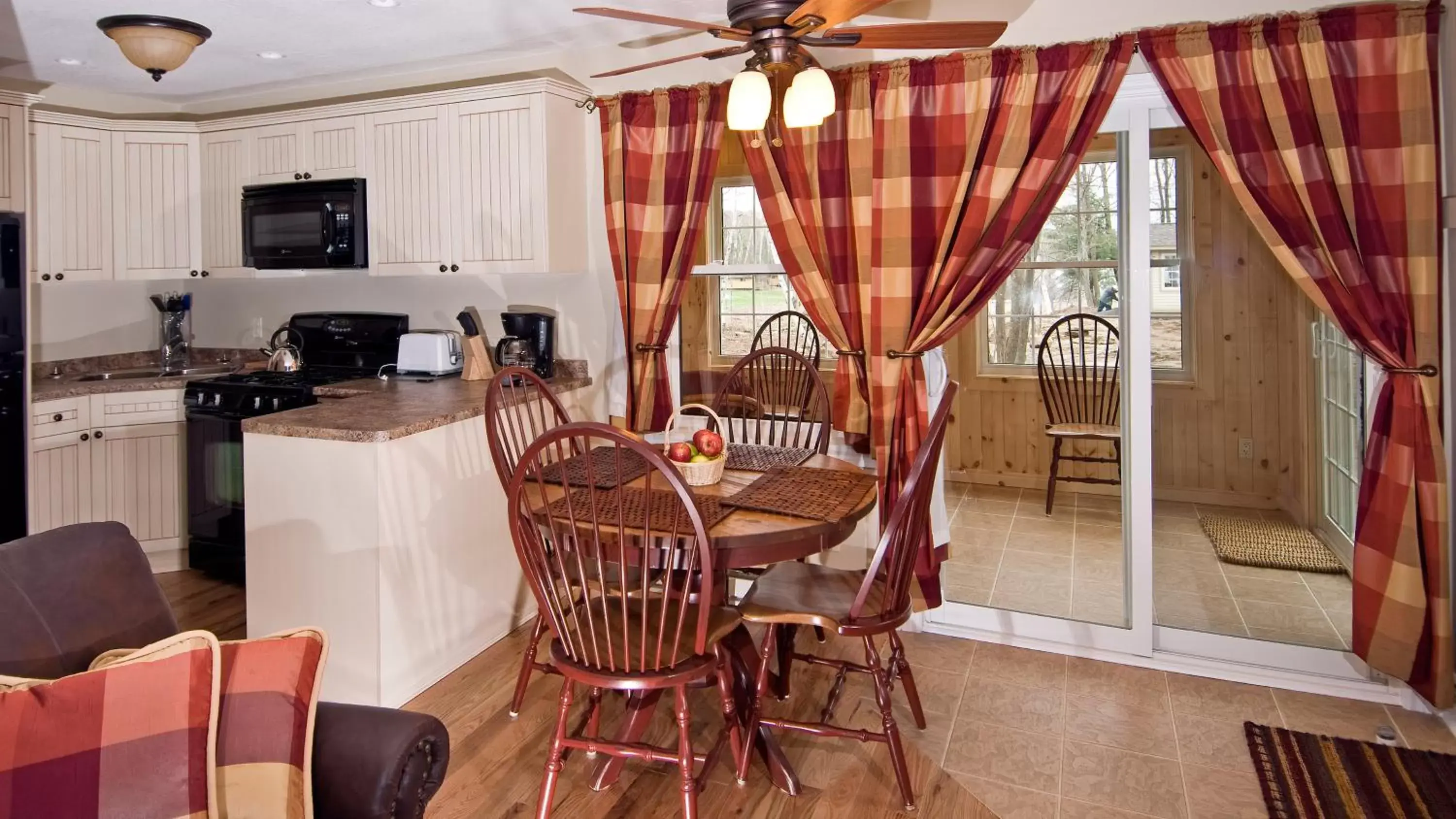 Kitchen or kitchenette, Dining Area in Blue Water Acres