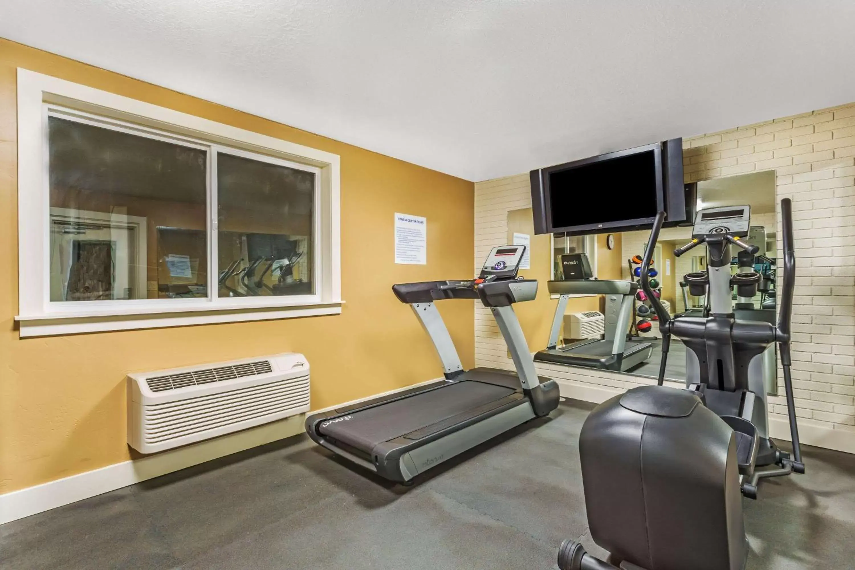 Fitness centre/facilities, Fitness Center/Facilities in Days Inn & Suites by Wyndham Logan