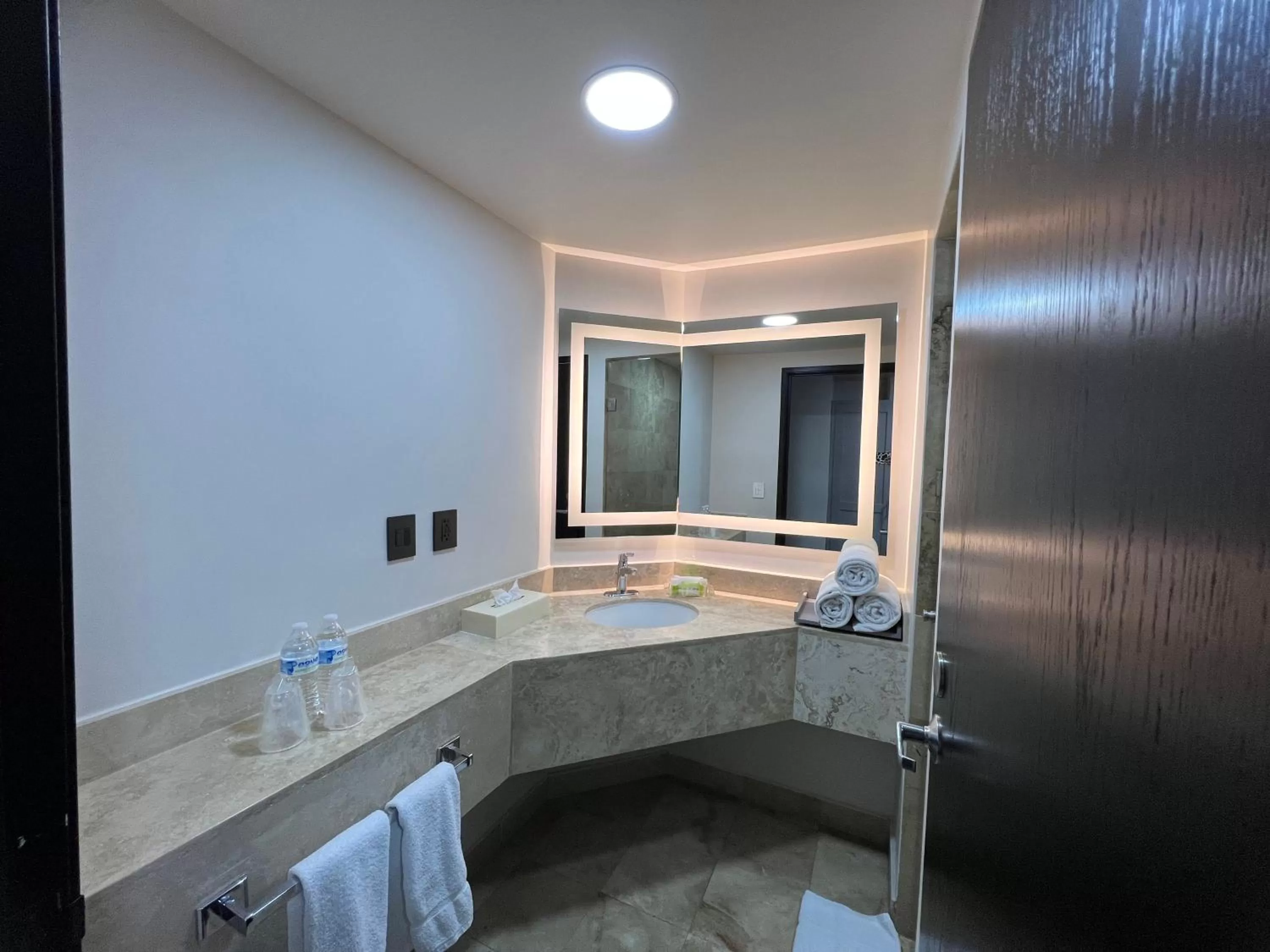 Shower in Holiday Inn Uruapan by IHG
