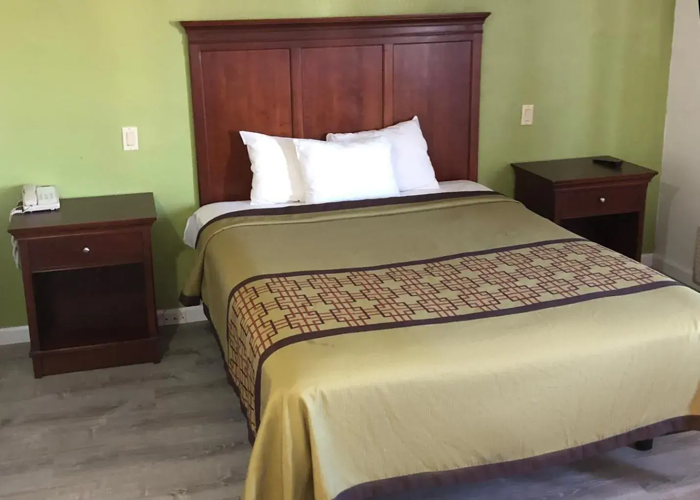 Bedroom, Bed in Americas Best Value Inn Visalia