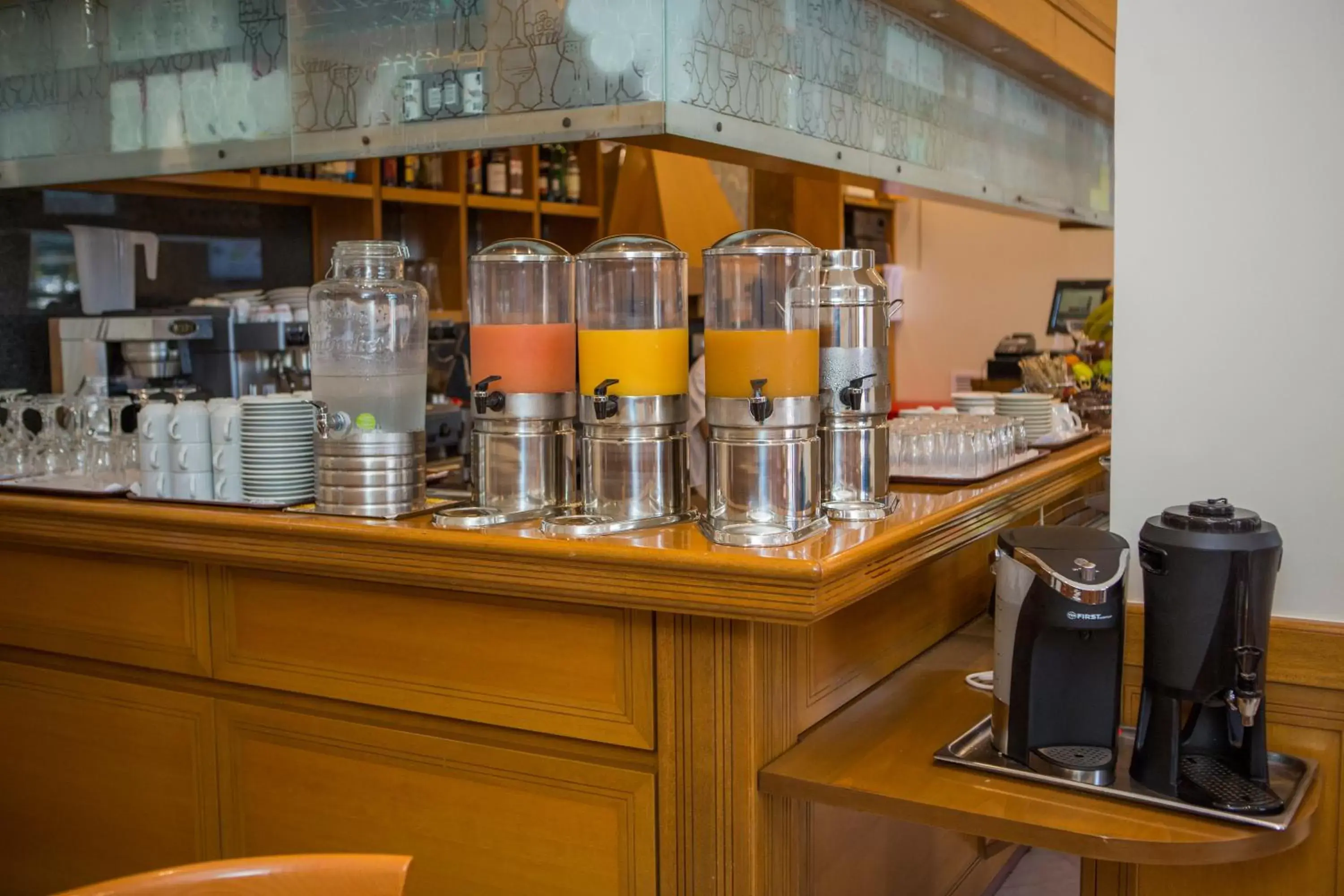 Coffee/tea facilities in Ionian Plaza Hotel