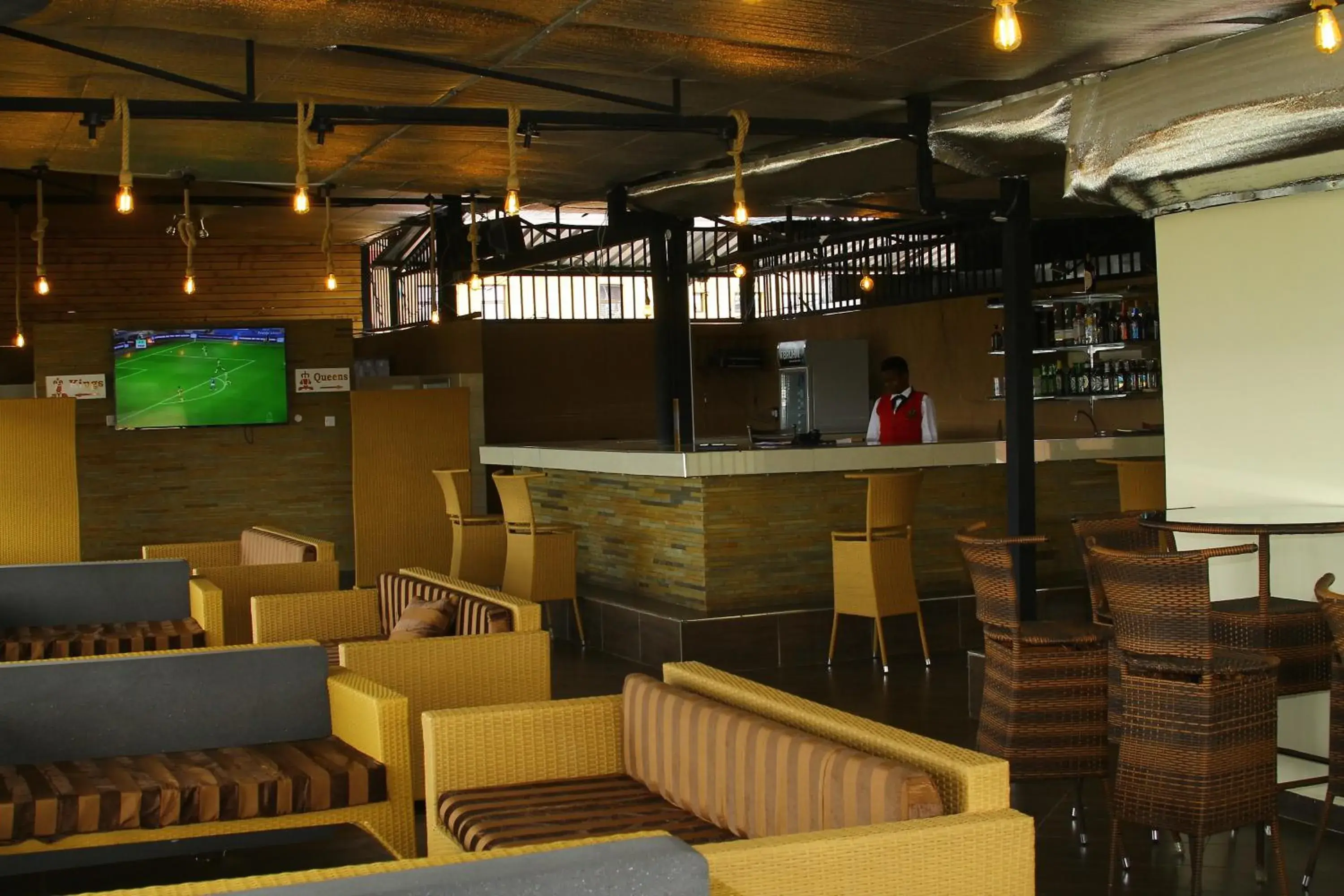 Restaurant/places to eat, Lounge/Bar in Airport Landing Hotel