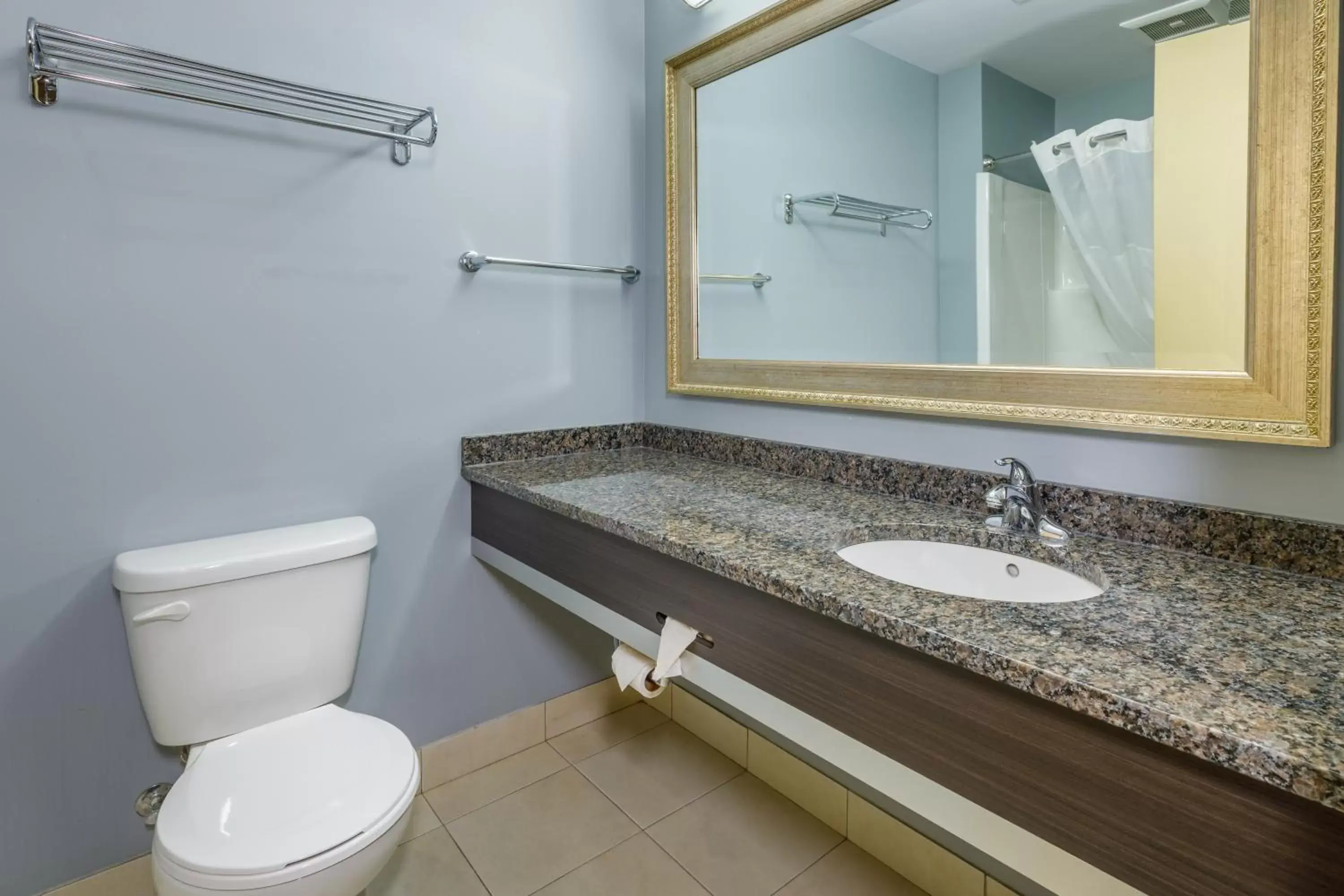 Bathroom in Quality Inn & Suites Victoriaville