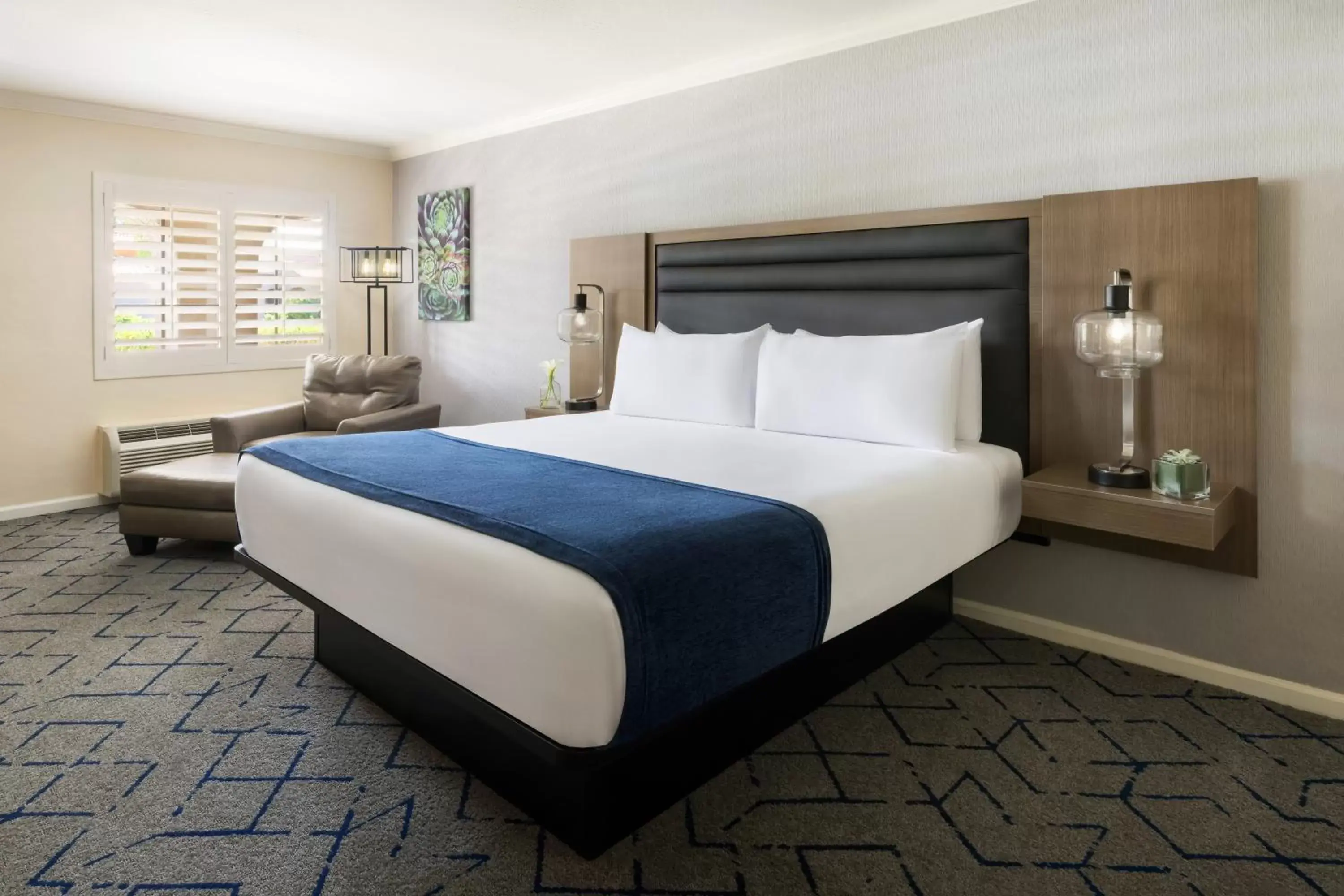 Bed in The Scottsdale Plaza Resort & Villas