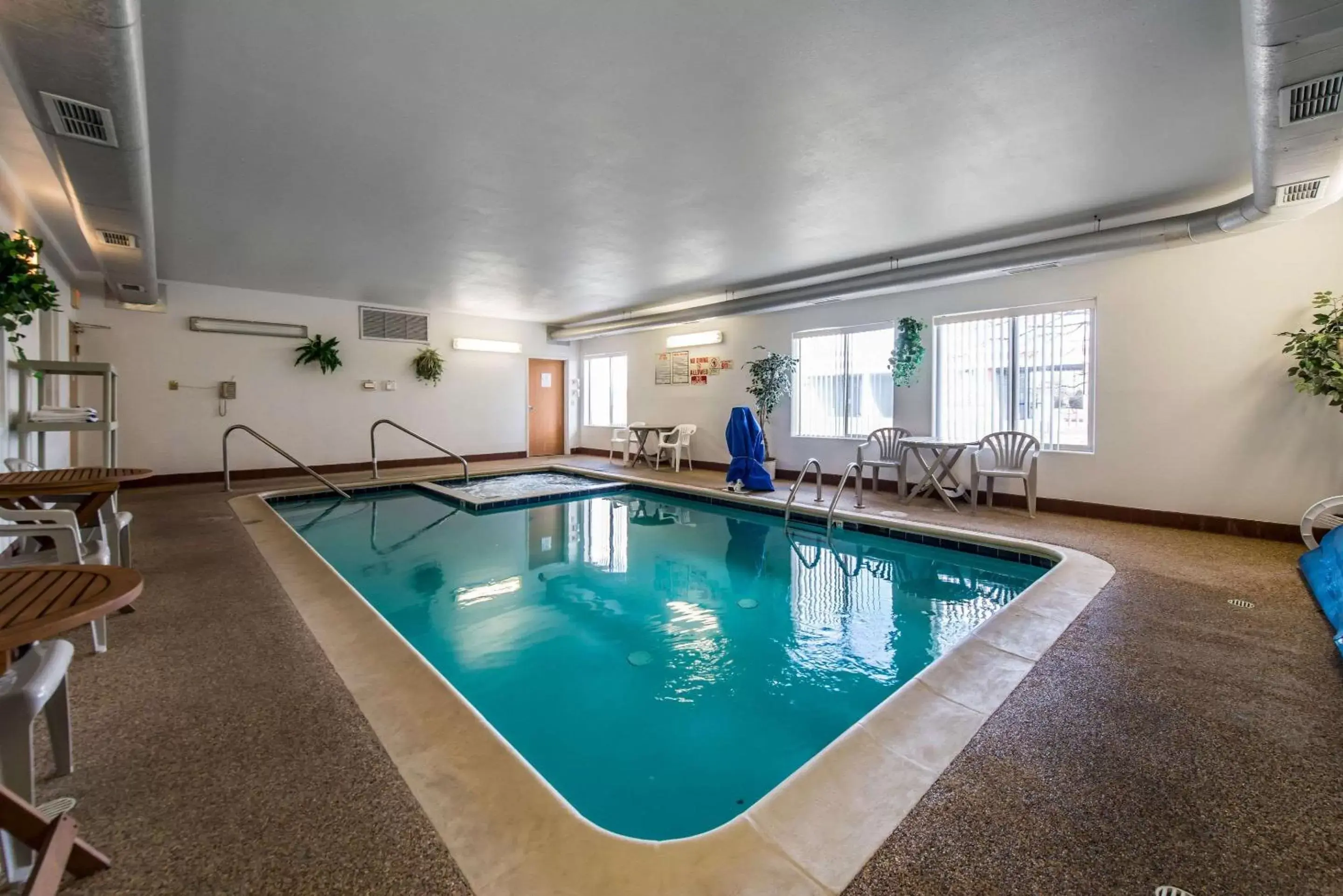 On site, Swimming Pool in Econo Lodge Airport/Colorado Springs