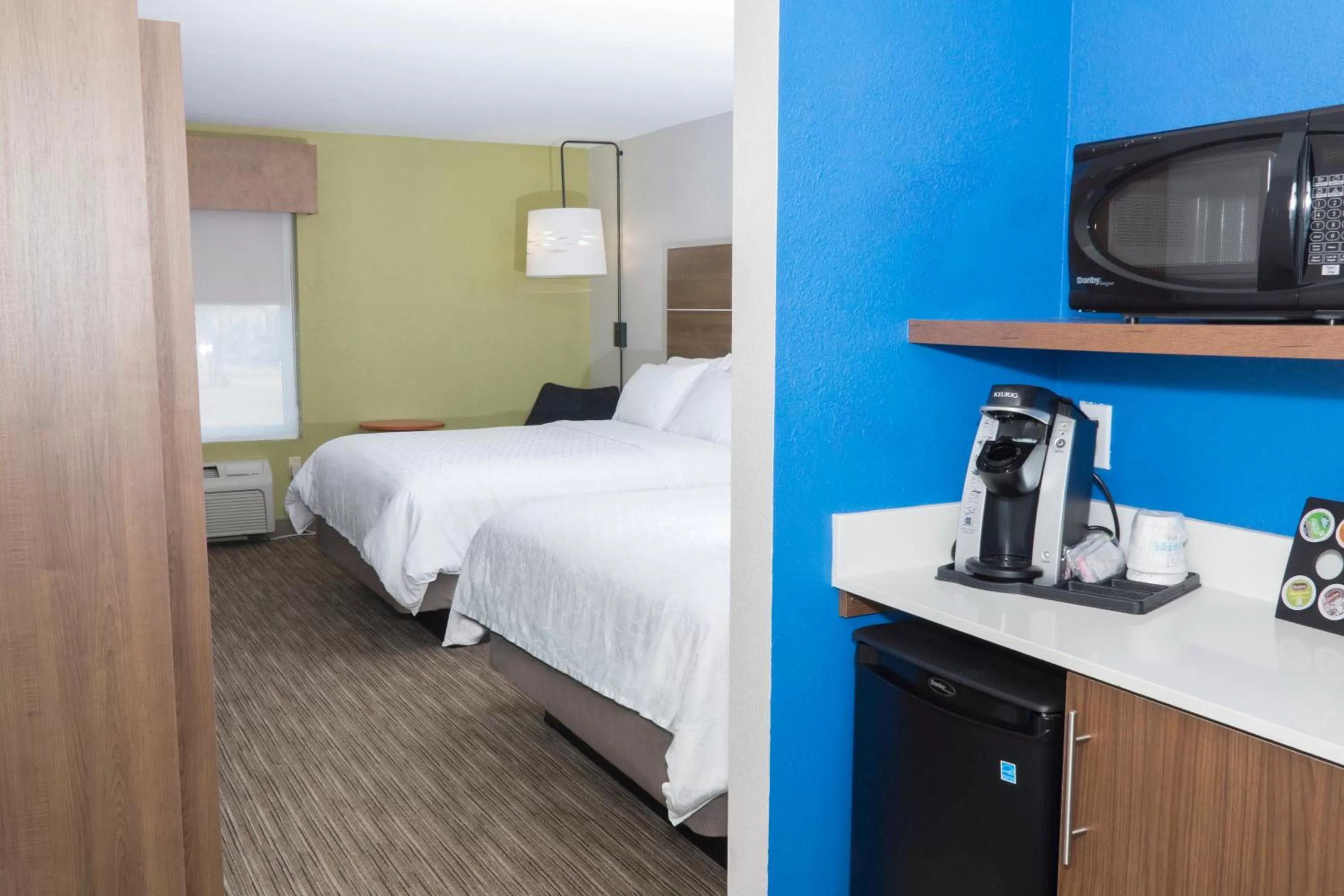 Photo of the whole room, Bed in Holiday Inn Express Hotel & Suites Madison by IHG