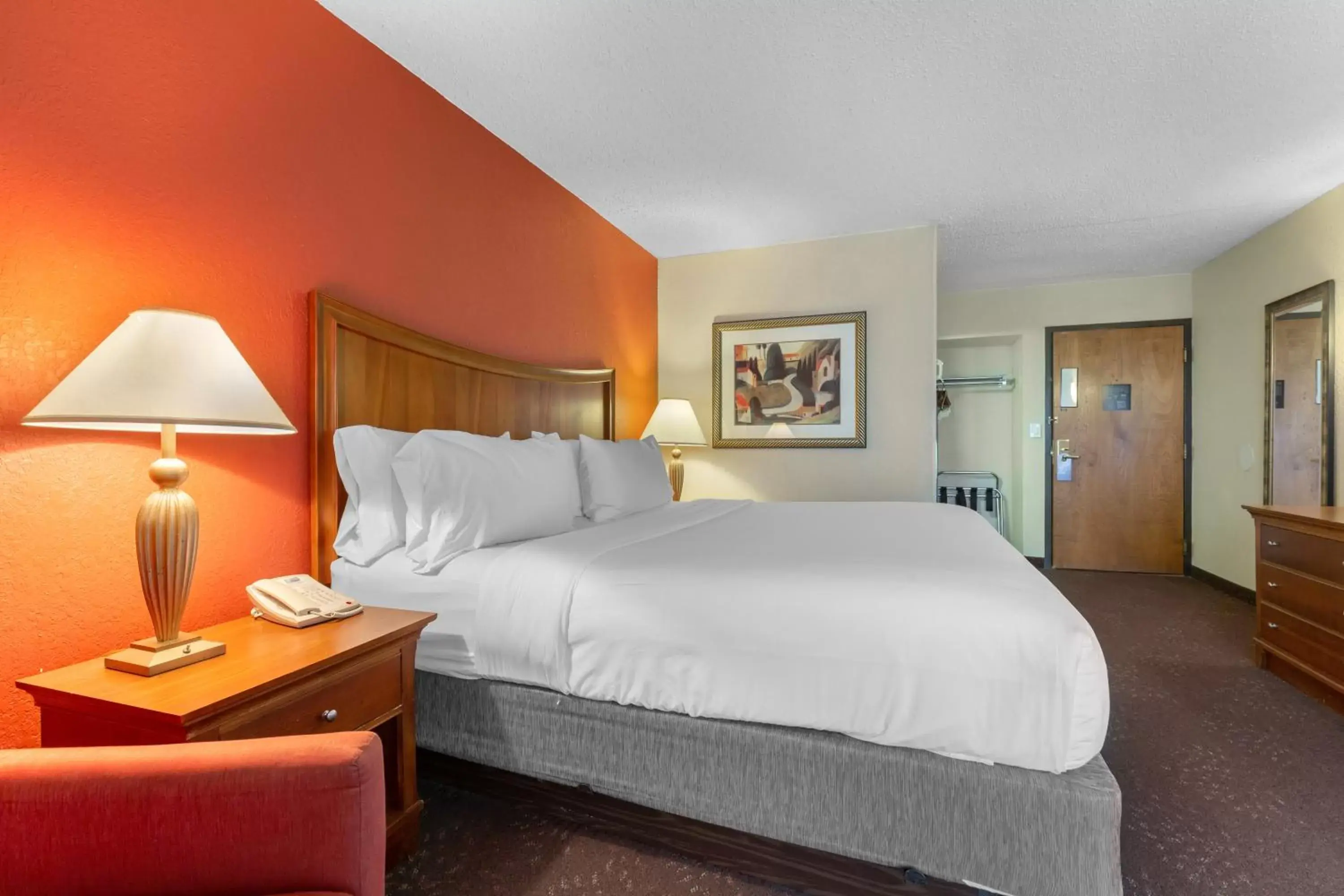 Bed in Holiday Inn Express Chicago-Downers Grove, an IHG Hotel
