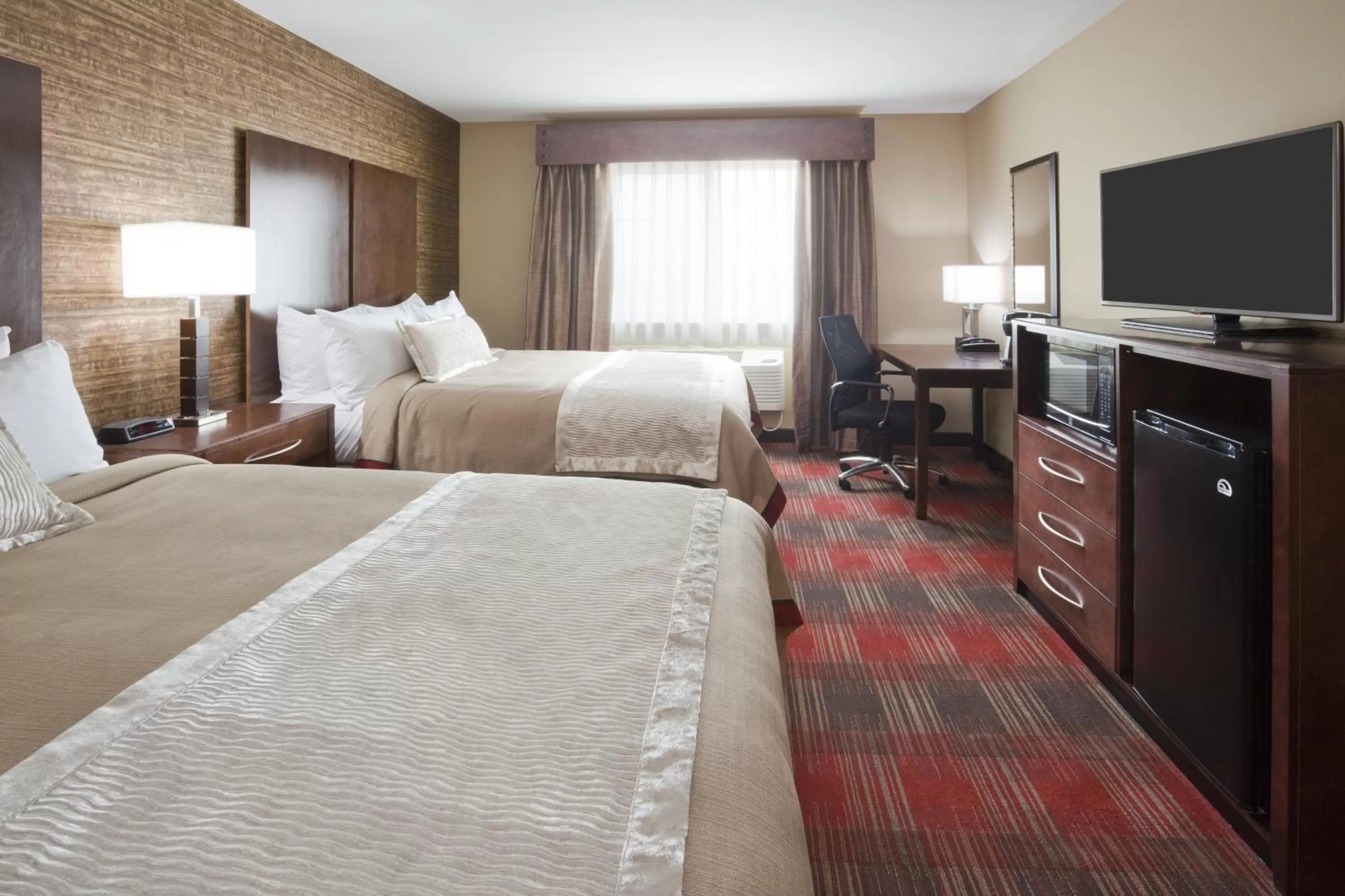 Photo of the whole room, Bed in Gateway Park Hotel and Suites - Sioux Falls -Tea
