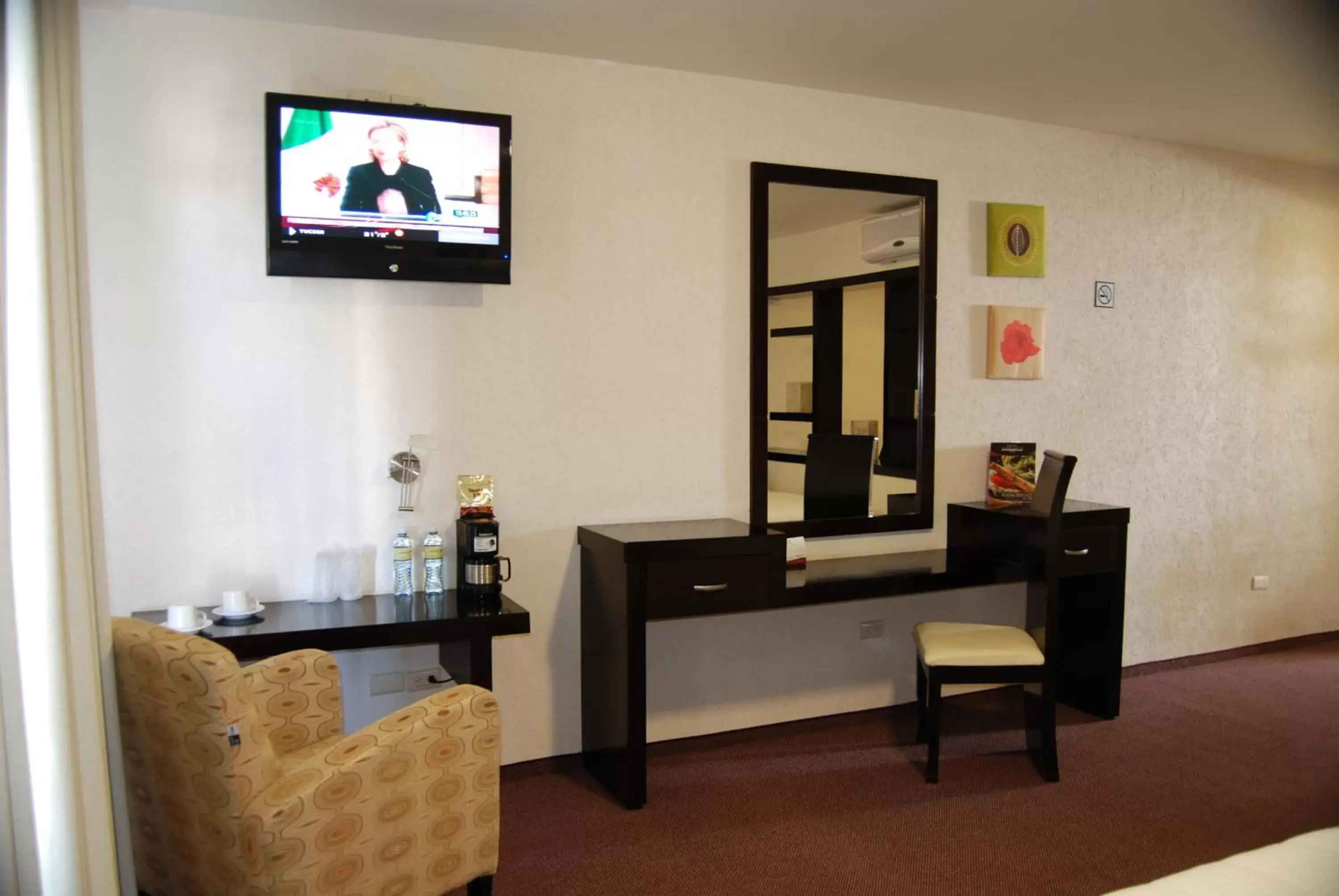 Living room, TV/Entertainment Center in Wyndham Garden Aguascalientes Hotel & Casino