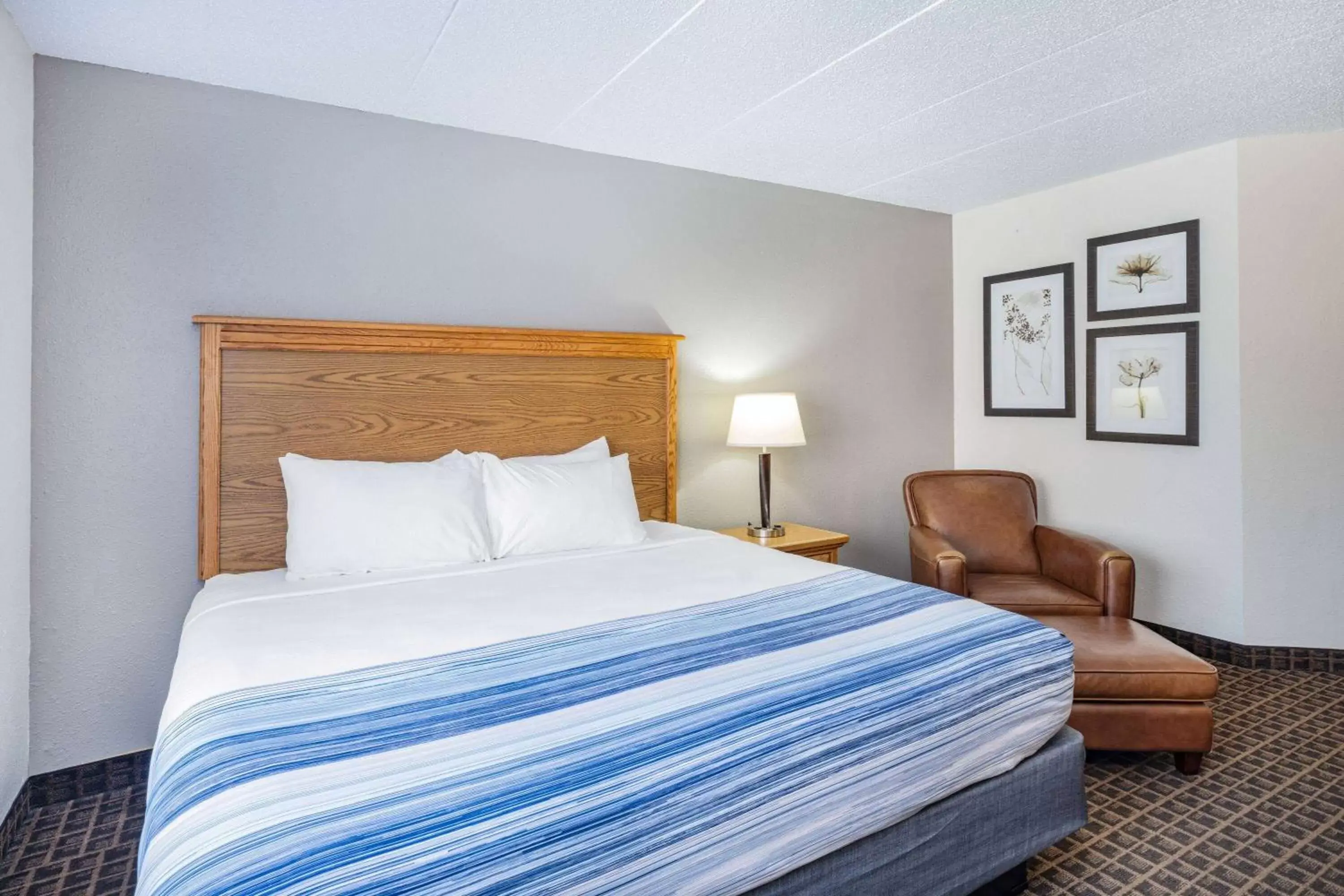 King Room - Mobility Access/Non-Smoking in AmericInn by Wyndham Aberdeen Event Center