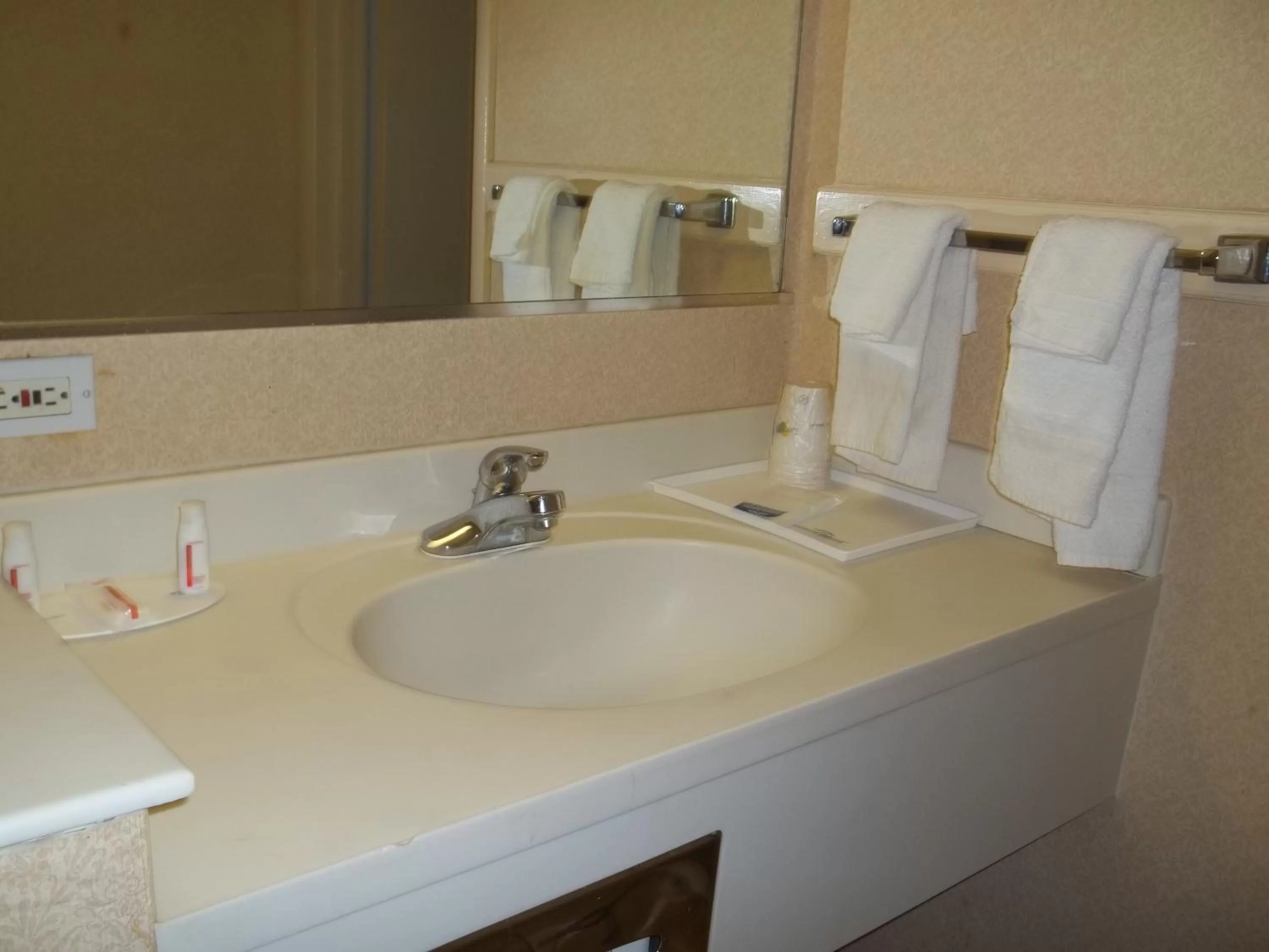 Bathroom in Howard Johnson by Wyndham Virginia Beach