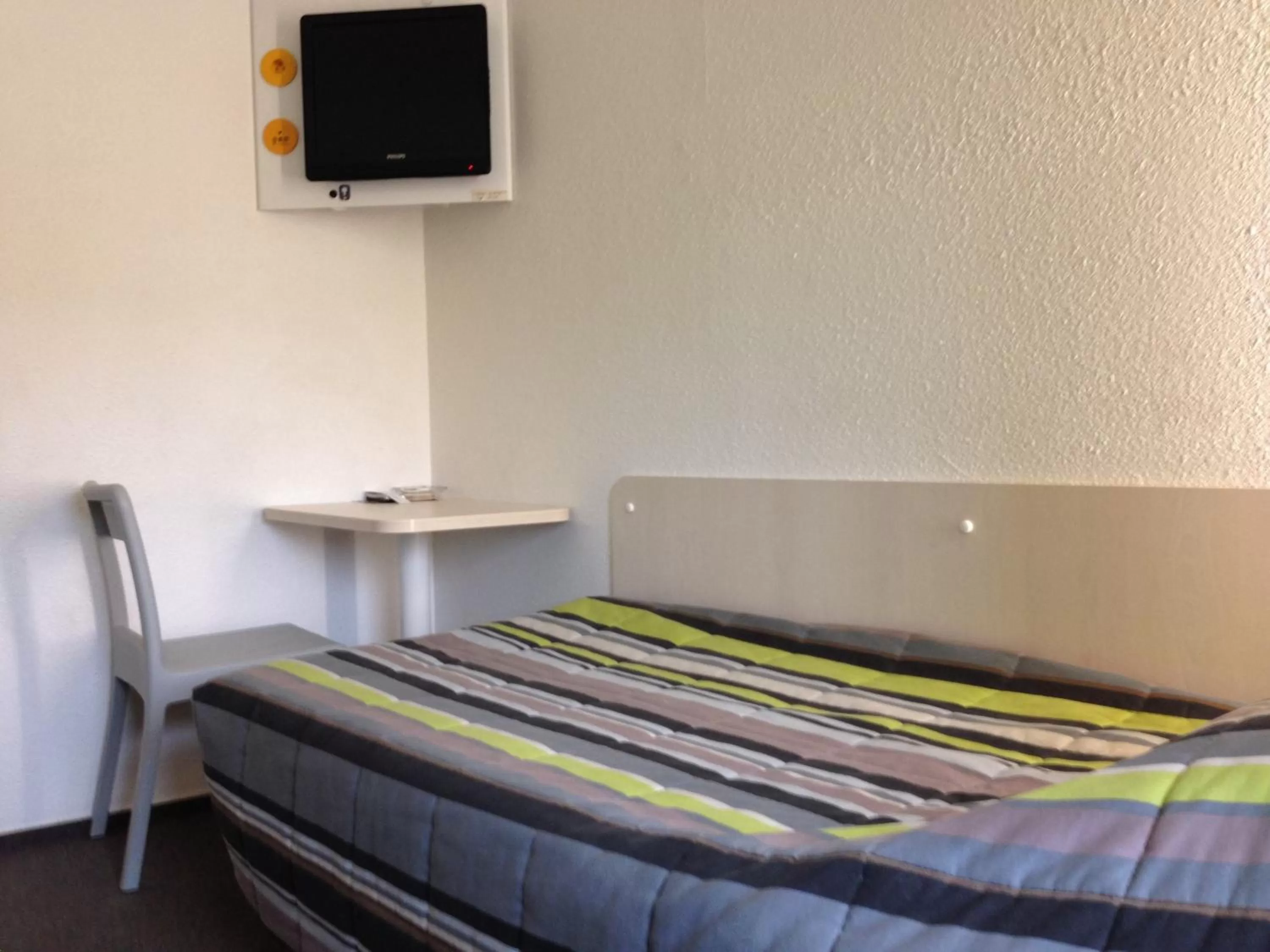 Bed in hotelF1 Saint Etienne Est La Grand Croix