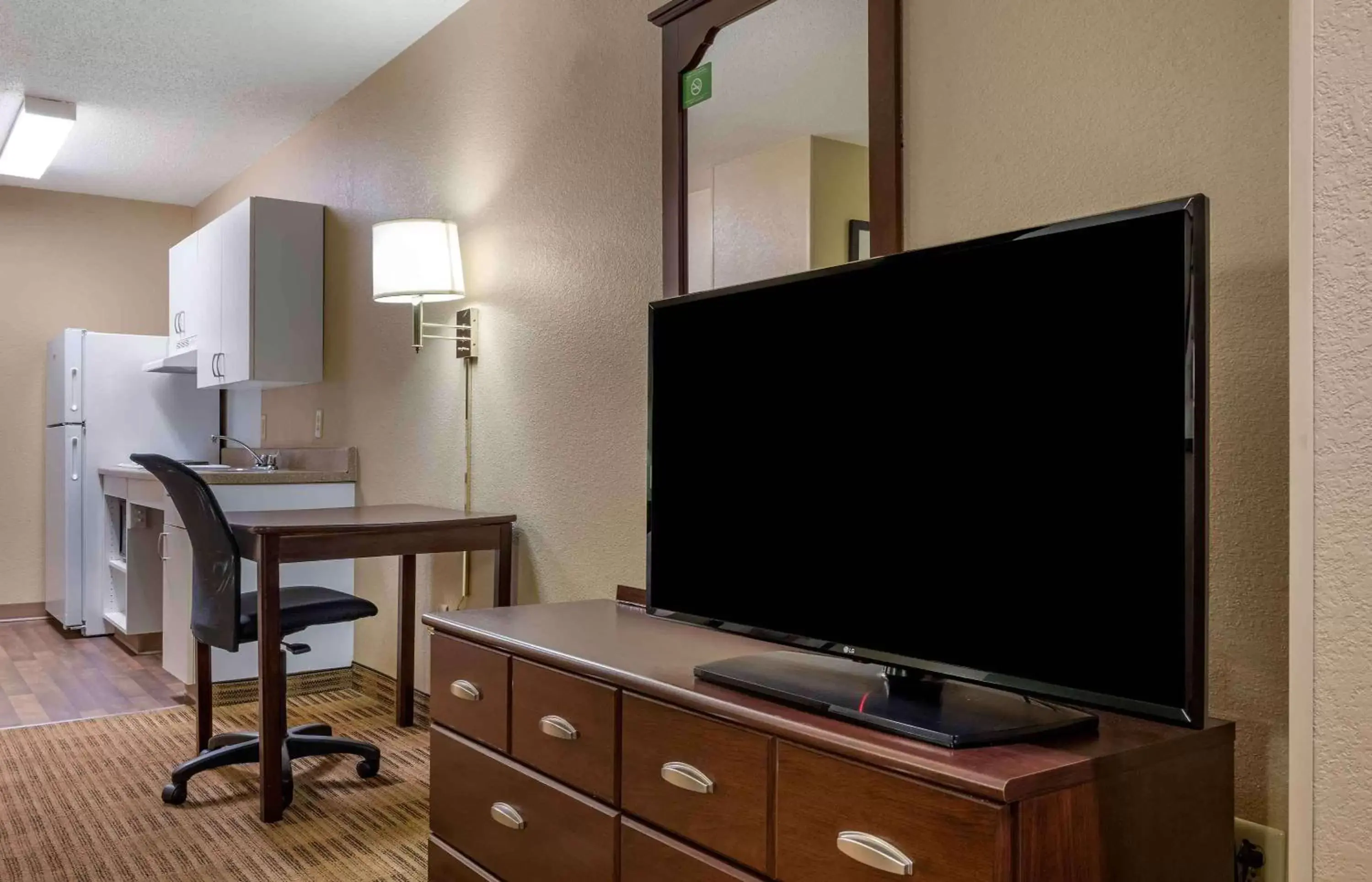 Bedroom, TV/Entertainment Center in Extended Stay America Suites - Pittsburgh - West Mifflin