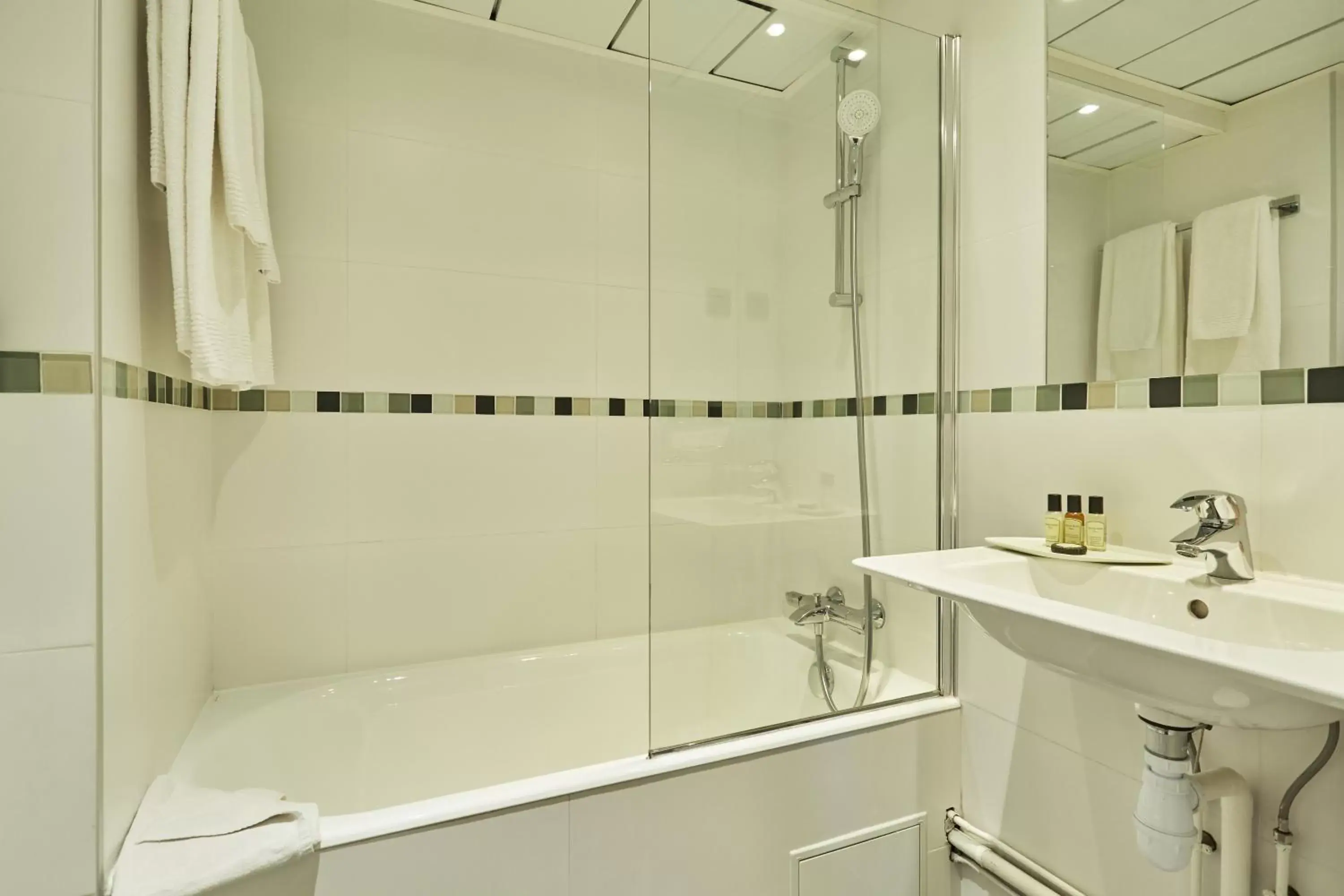 Shower, Bathroom in Hôtel Orchidée