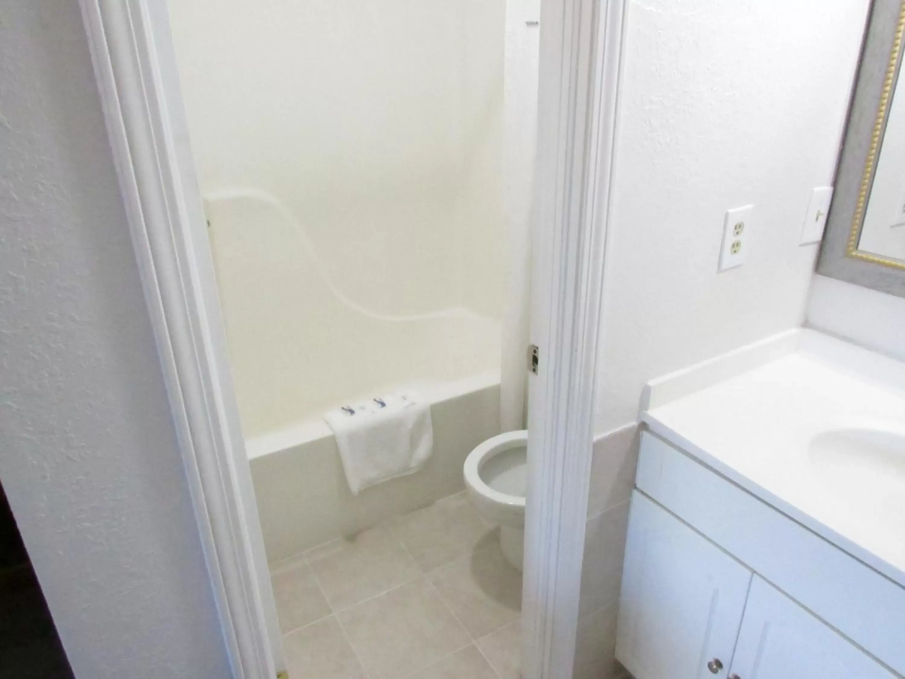 Bathroom in Parsons Inn and Extended Stay