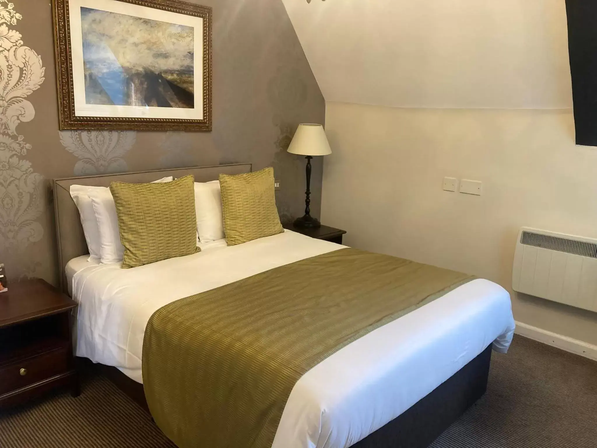 Bedroom, Bed in Saracens Head Hotel by Greene King Inns