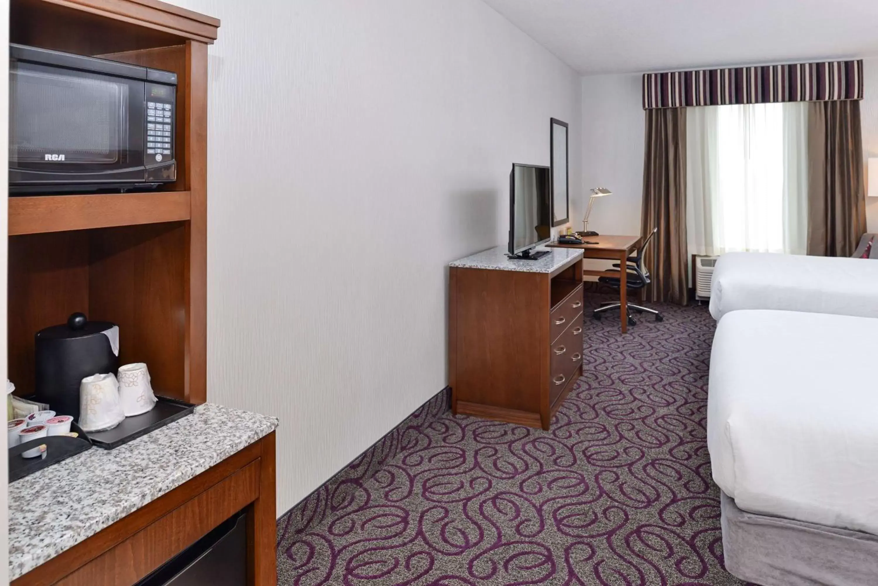 Bedroom, TV/Entertainment Center in Hilton Garden Inn Hobbs